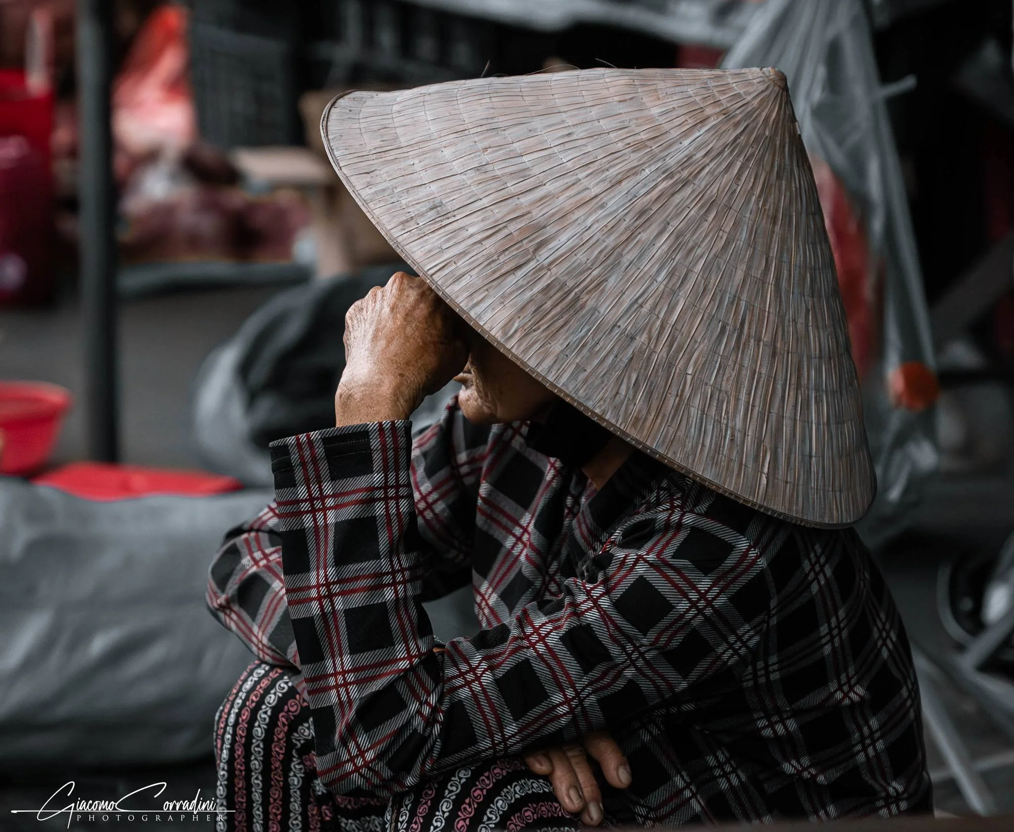 Ritratto di profilo con cappello conico tradizionale, Hanoi Vietnam Wild Travel Films