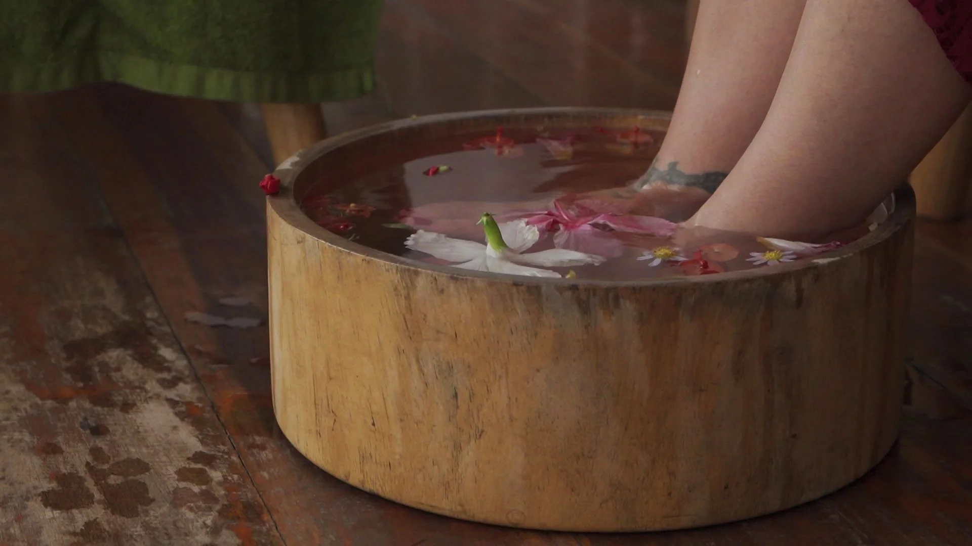 Rito del pediluvio in vasca di legno, dettaglio spa Kiri Vari Resort