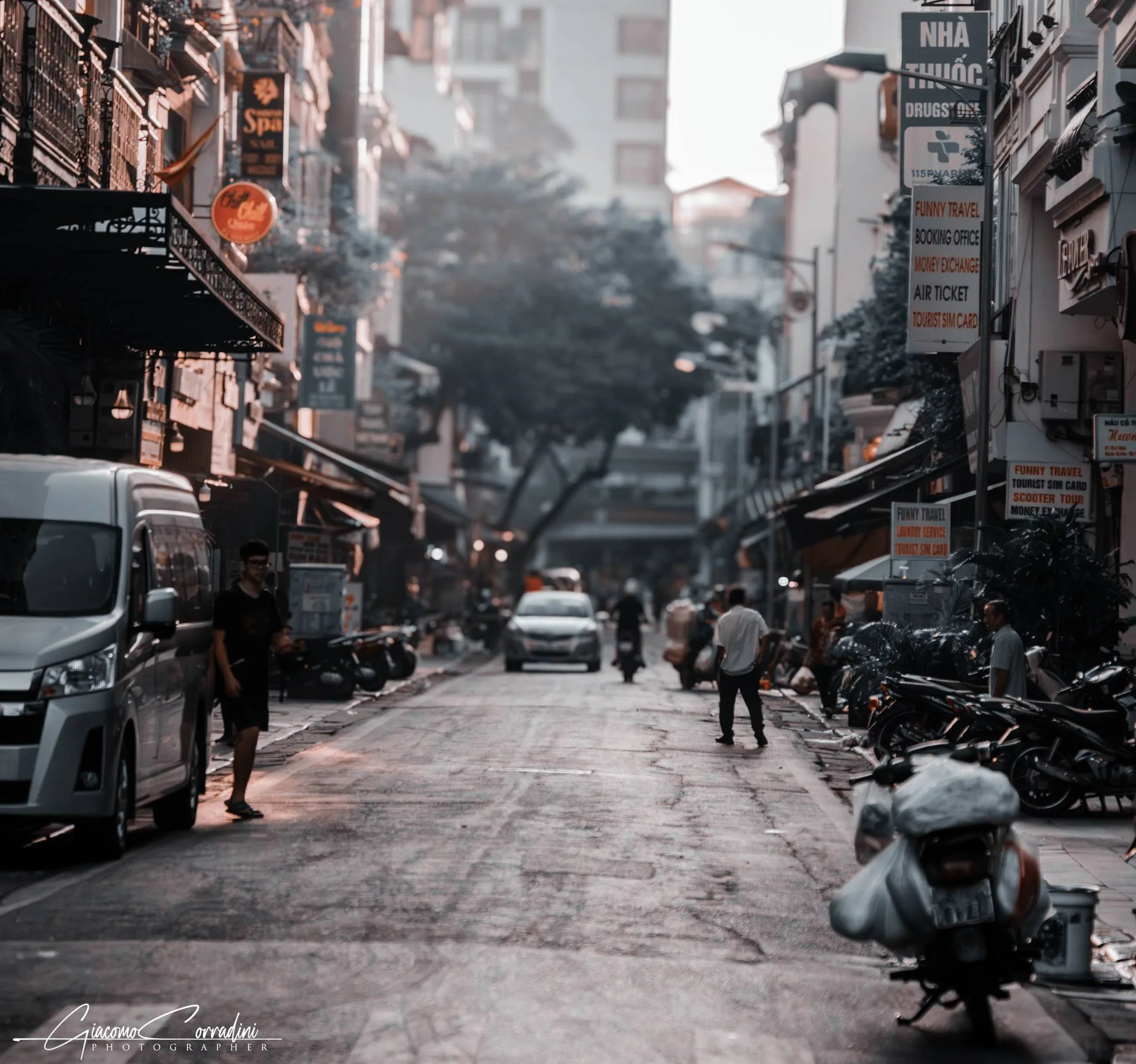 Via del quartiere storico avvolta nella foschia mattutina, Hanoi Vietnam Wild Travel Films