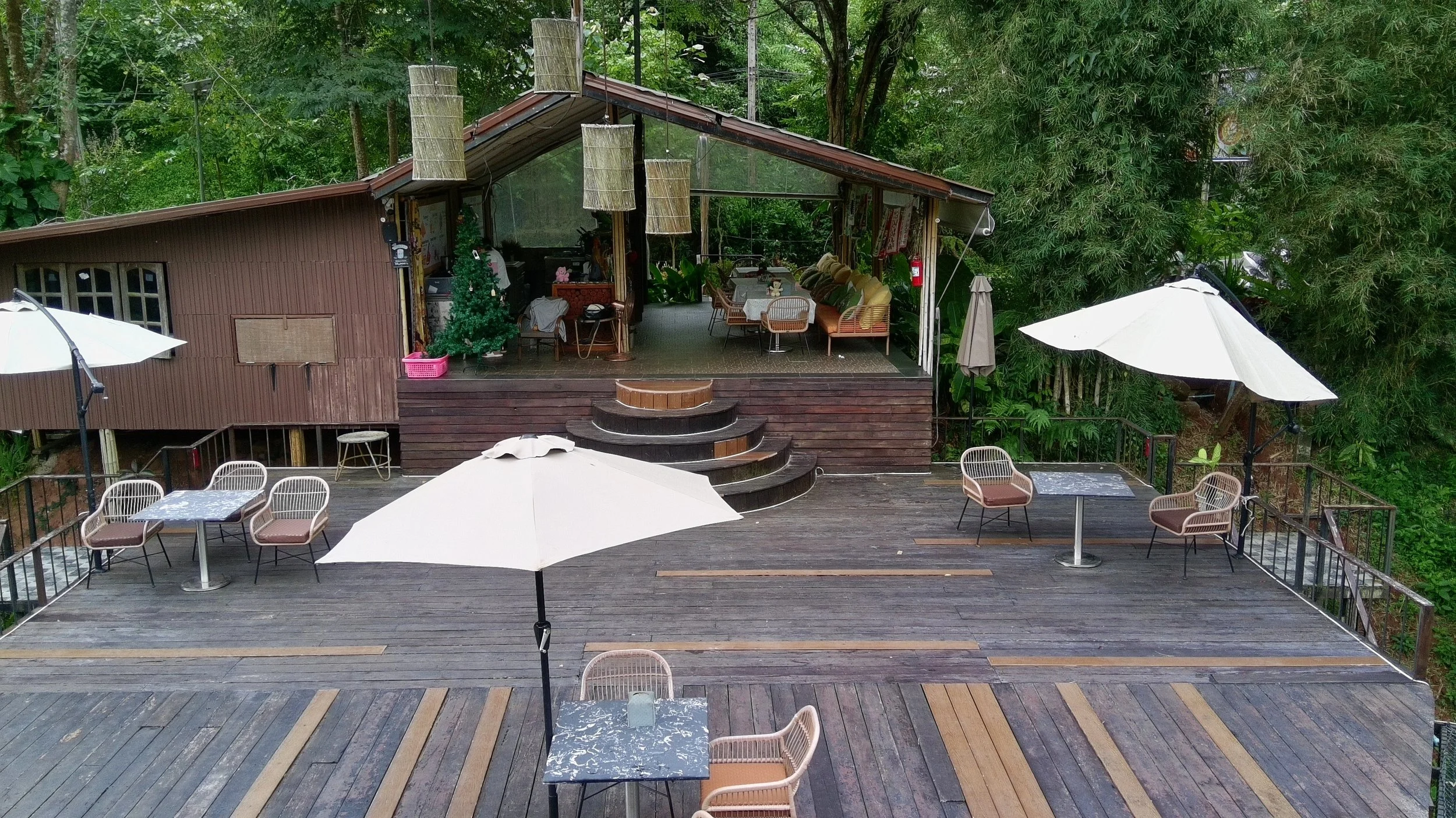 Terrazza panoramica del Kiri Vari Boutique Resort tra le montagne della provincia di Nan, Thailandia