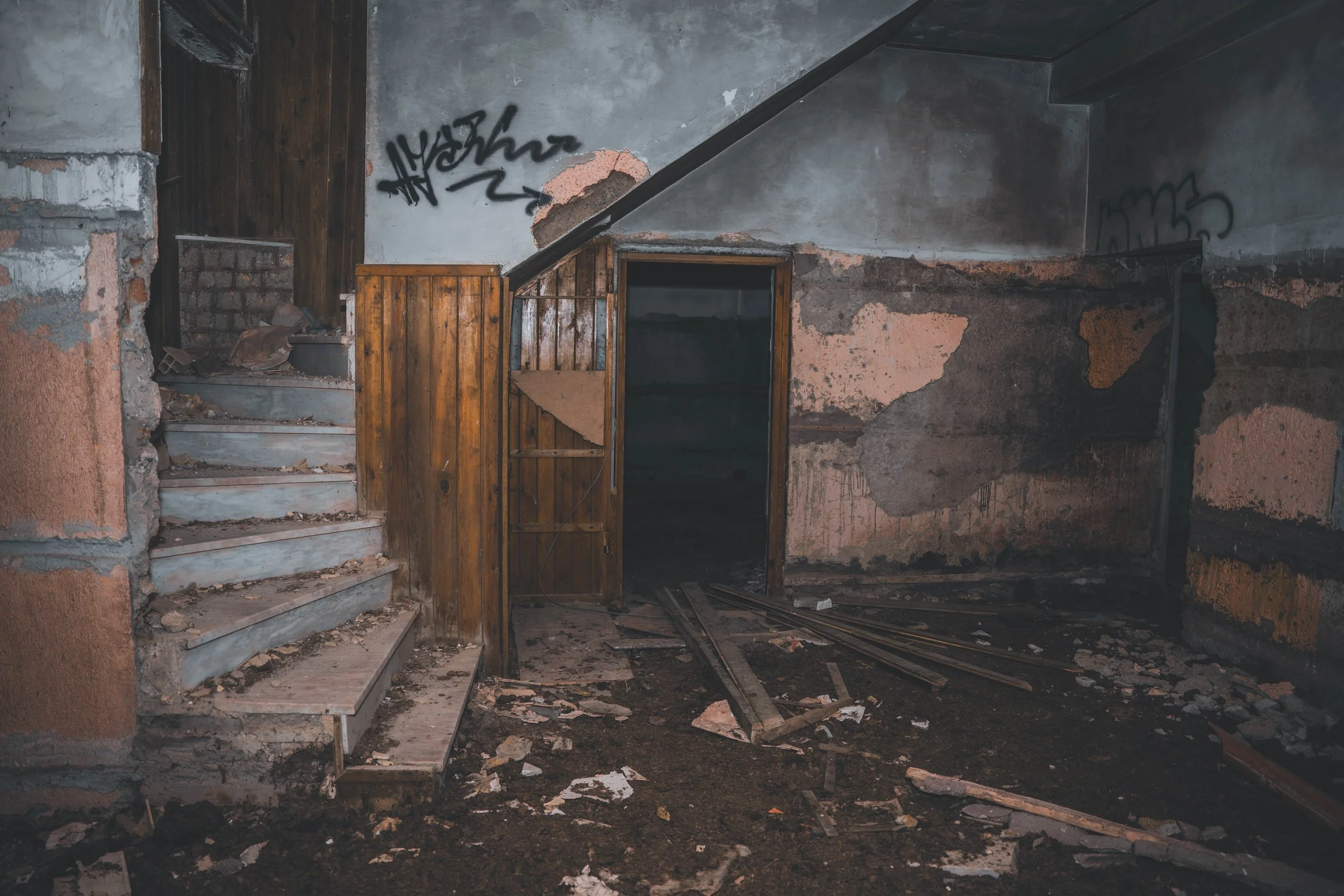 Scala in legno consumata dal tempo tra muri scrostati, Where Silence Lives Wild Travel Films