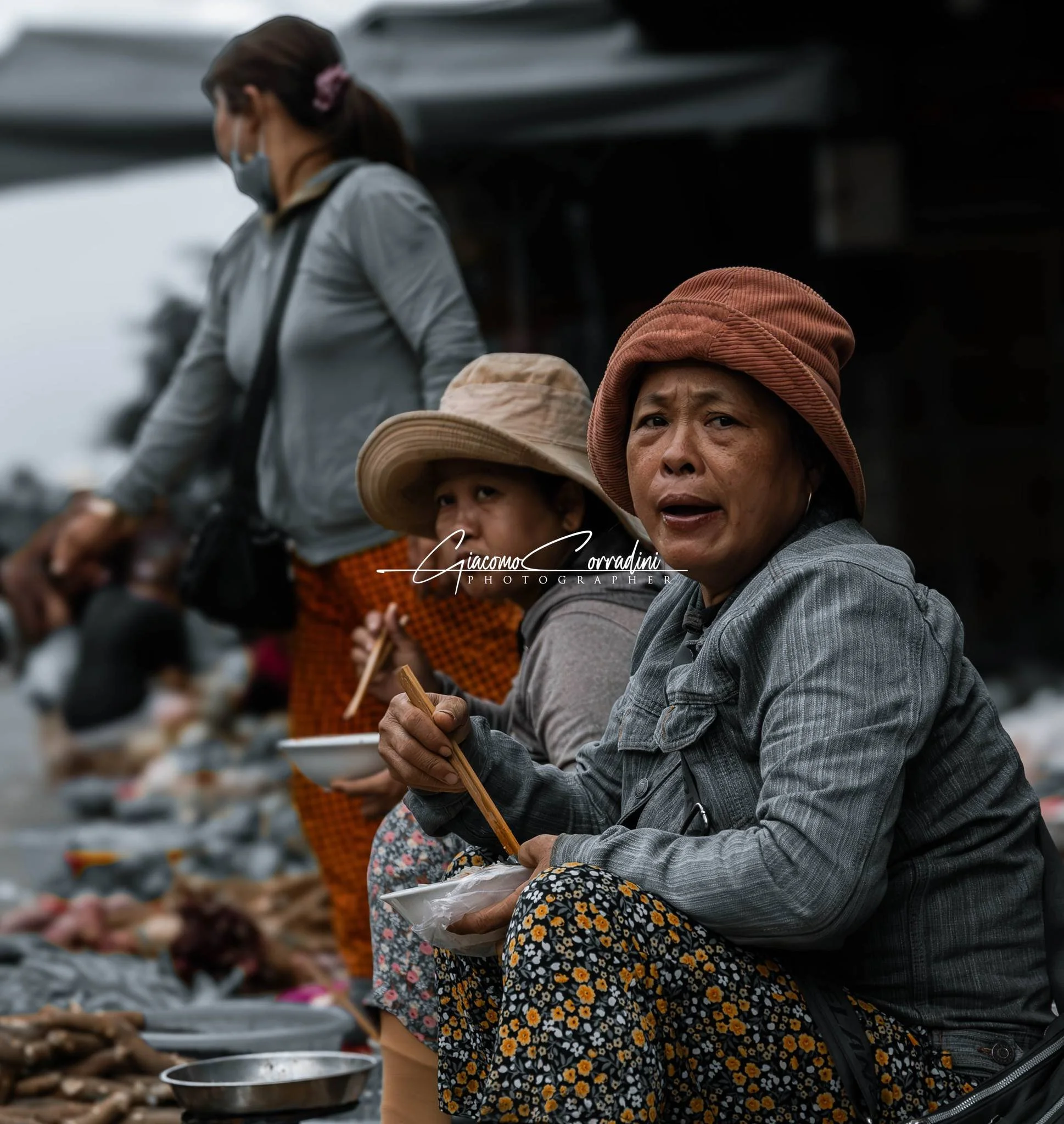 Donne al banco del cibo di strada tra le bancarelle, Hanoi Vietnam Wild Travel Films