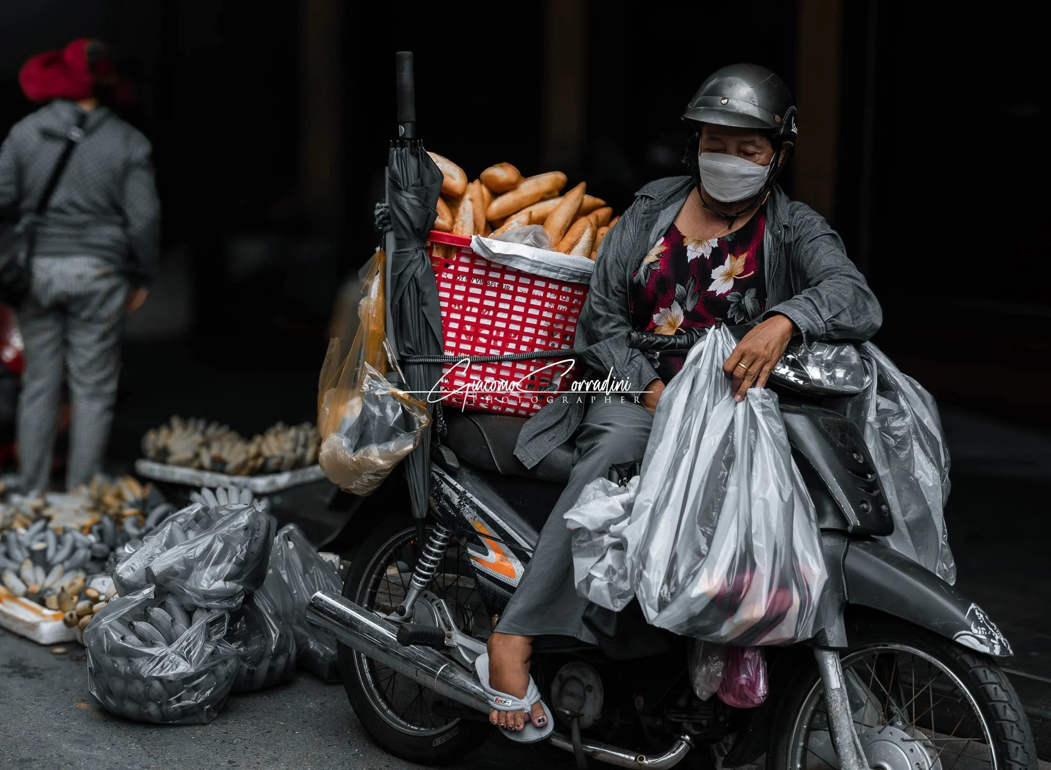 Scooter carico di pane e consegne per le vie della citta, Hanoi Vietnam Wild Travel Films