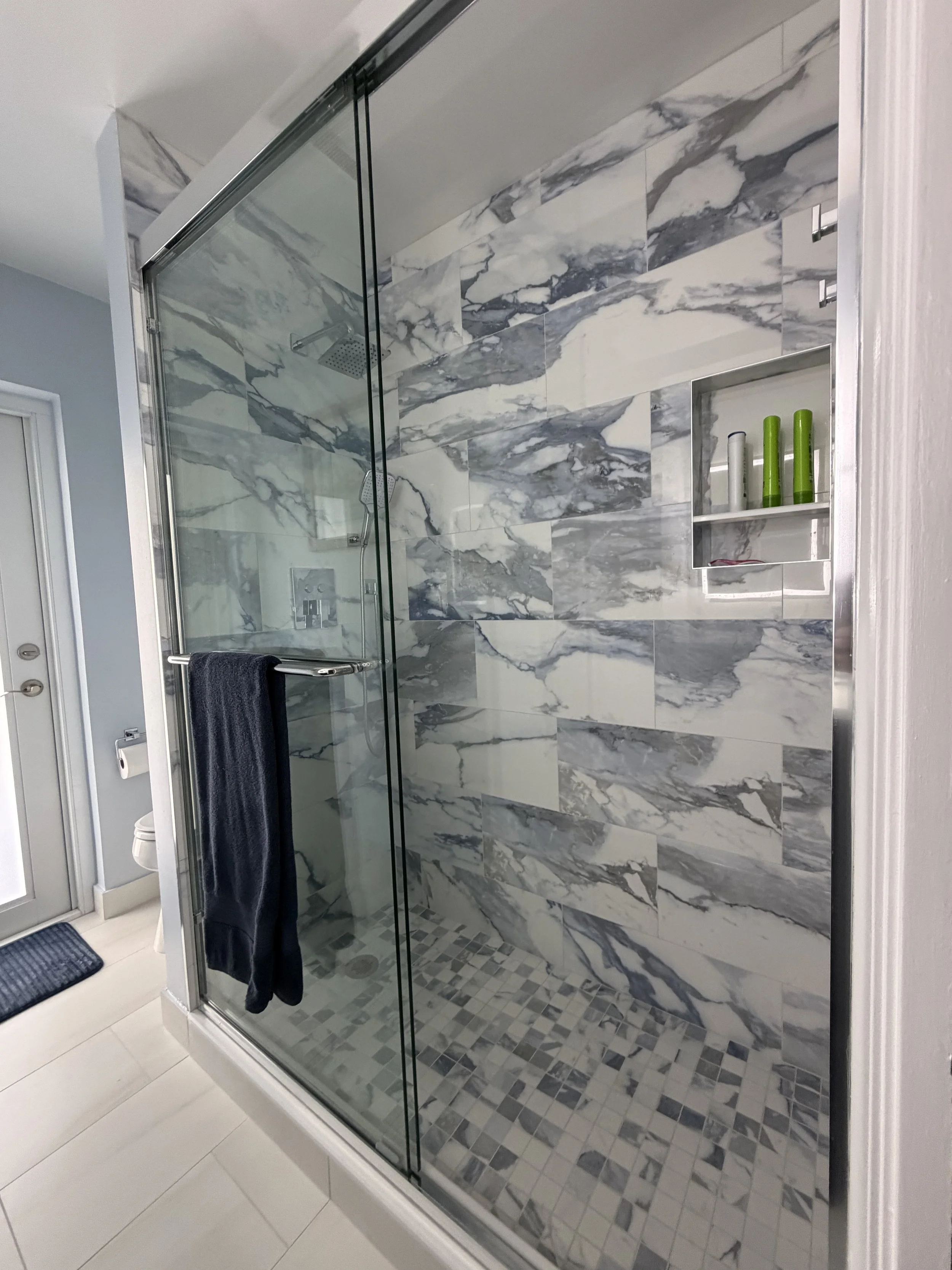 This striking shower makes a bold statement. Modern luxury can merge with functional sophistication to create a high-end shower retreat.