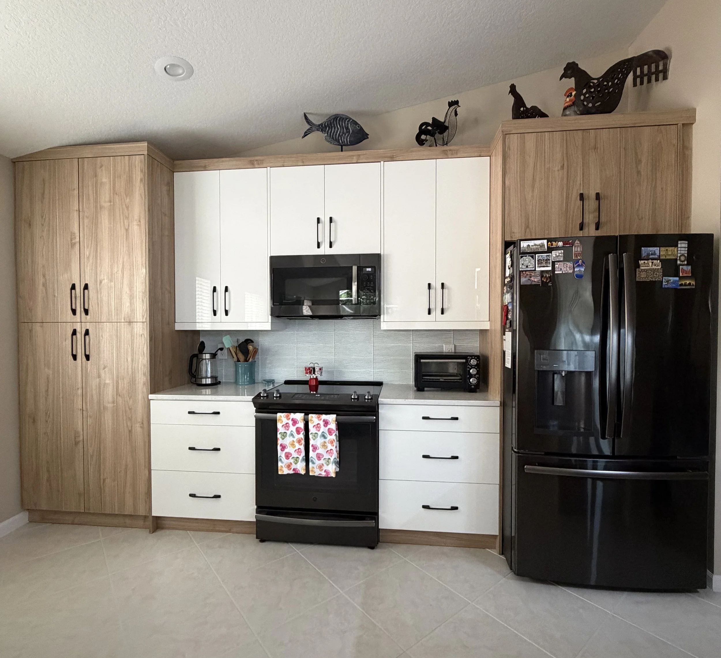 This modern kitchen blends airy minimalism with warm organic textures. The stunning transformation brought new life to the heart of this home.