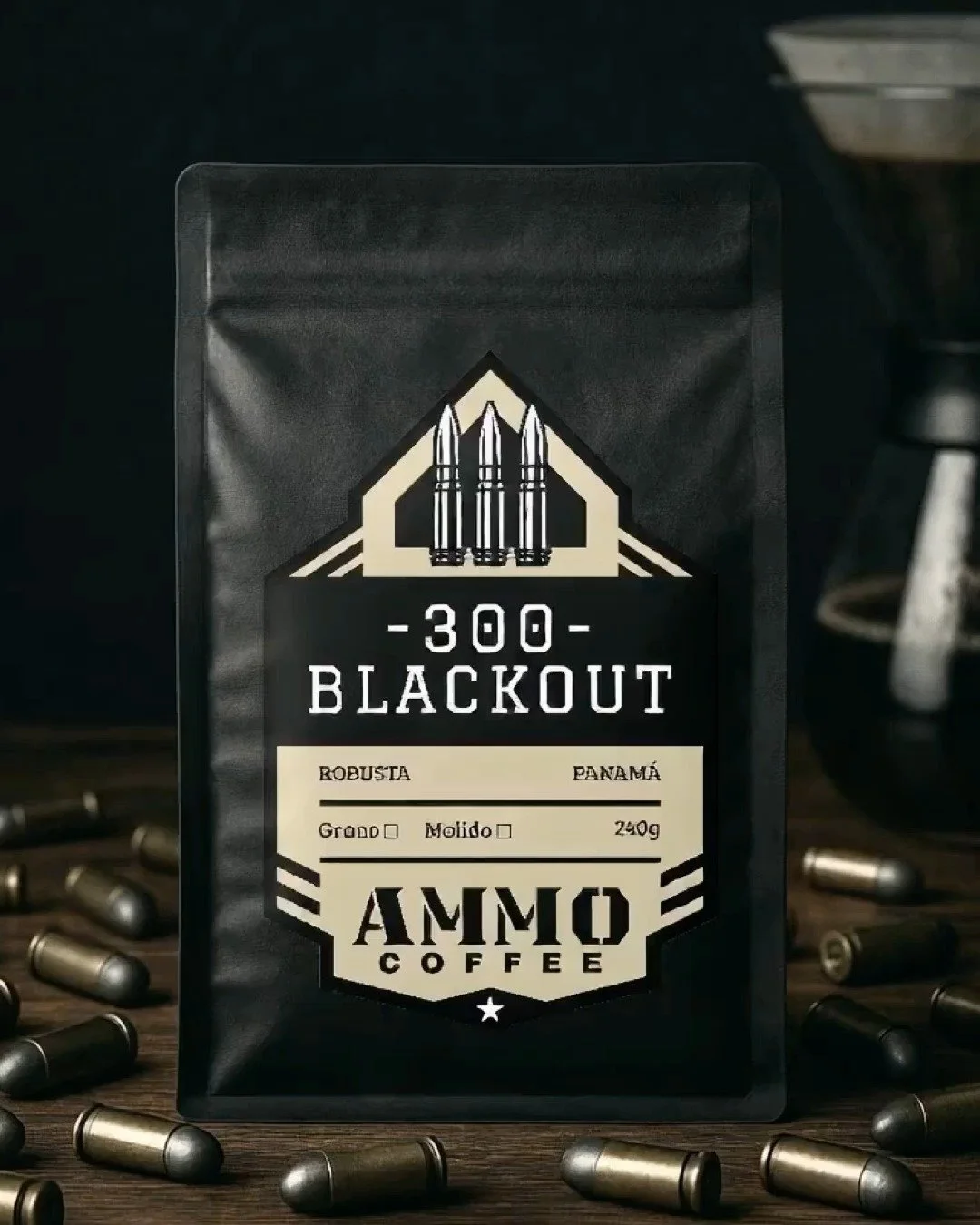 Redise&ntilde;amos y unificamos las etiquetas de @ammo.coffee con una identidad s&oacute;lida y precisa. Los elementos militares conectan cada tipo de caf&eacute; con el calibre de una munici&oacute;n, destacando su intensidad, car&aacute;cter y pote