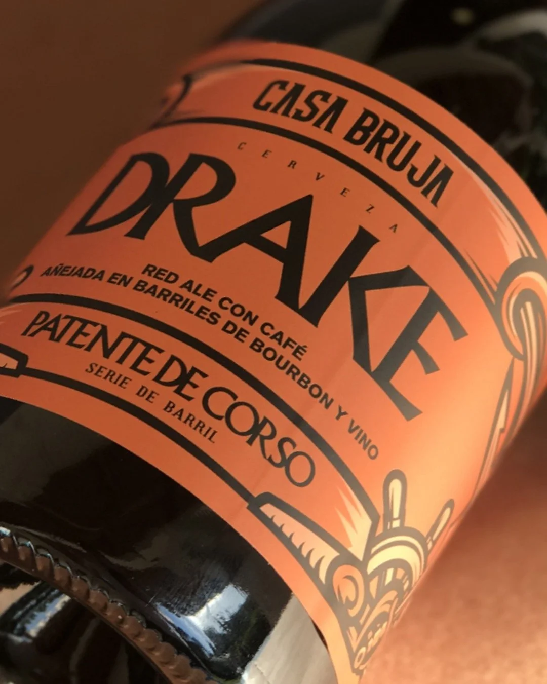 Dise&ntilde;o de etiquetas.
Patente de Corso es una cerveza que celebra la audacia y libertad de los corsarios del Caribe. Inspirada en el hist&oacute;rico documento que les daba licencia para conquistar mares, cada sorbo evoca fuerza y car&aacute;ct