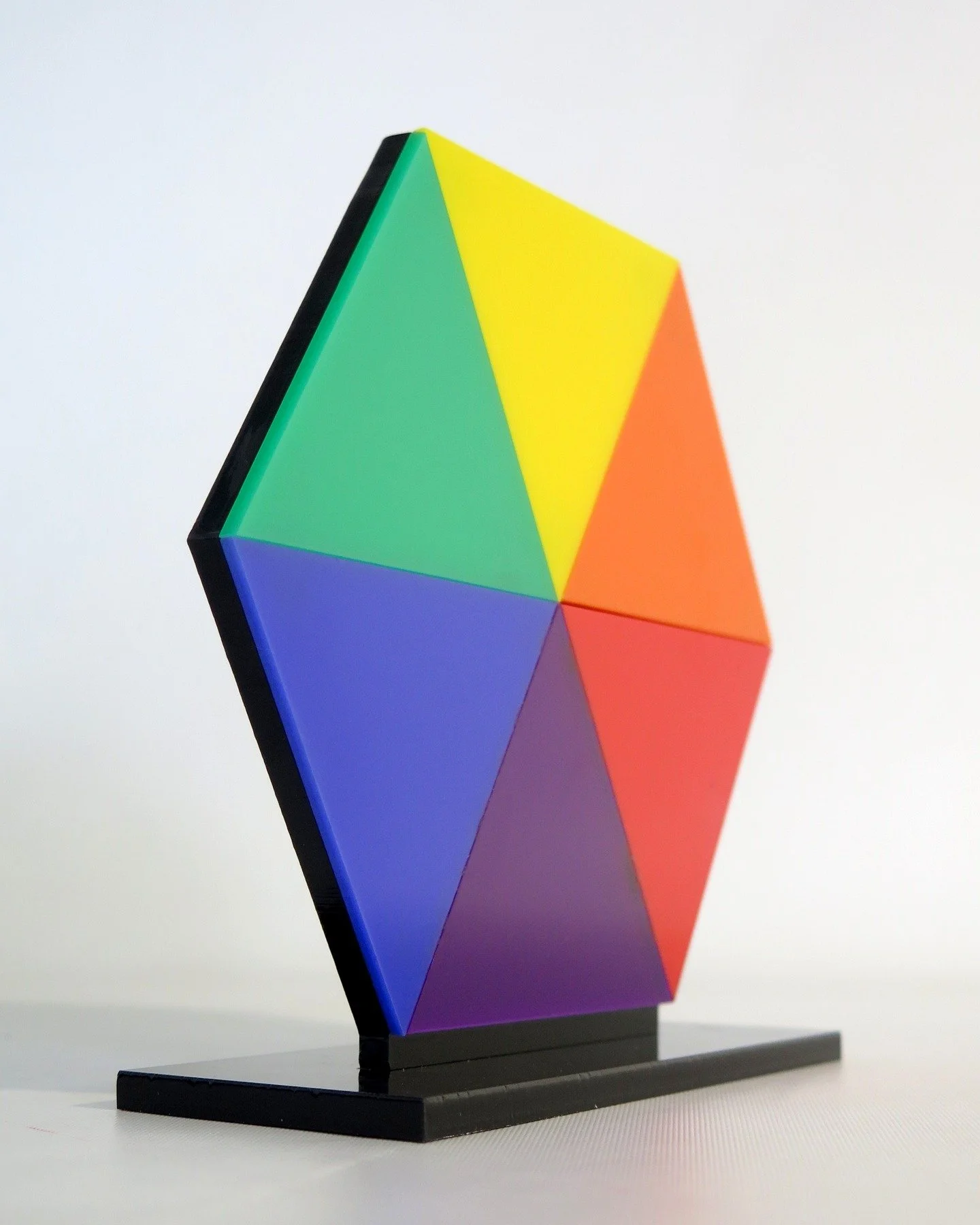 Inspirados en el prisma de color de Johannes Ittem trabajamos parte de la identidad de la conferencia internacional.
Piezas dise&ntilde;adas para @escuelaisthmus 

ISTHMUS DISE&Ntilde;A 2025