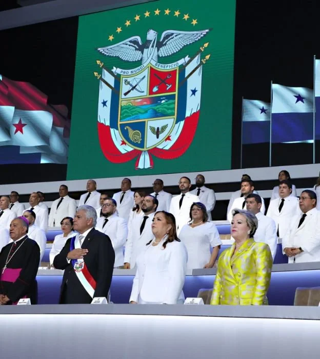 Posesión del presidente de Panamá José Raúl Mulino, con fondo de el logo vectorizado por el diseñador gráfico Alexander Wtges de Amazing Design Studio, Estudio de diseño gráfico en la Ciudad de Panamá.