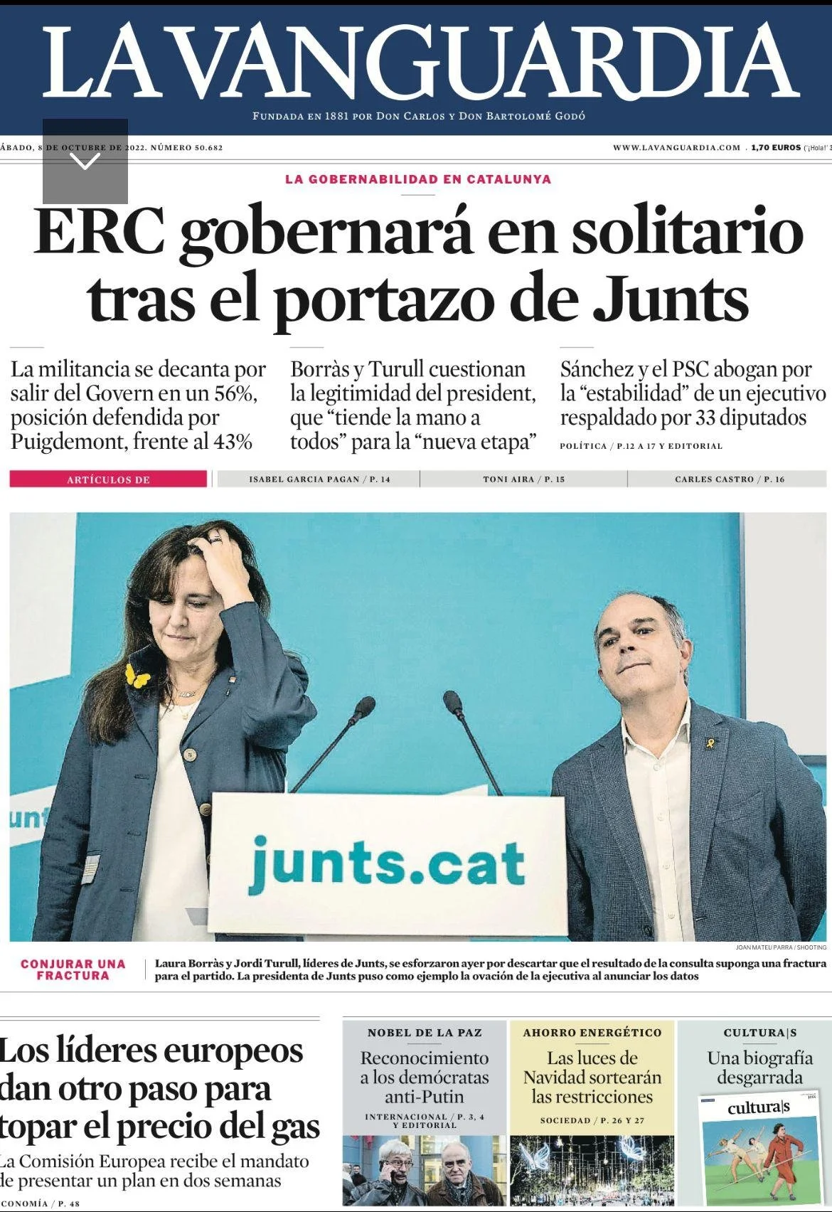 Front page of La Vanguardia newspaper featuring a photo of Laura Borràs and Jordi Turull at a press conference, with a sign displaying 'junt.cat' in front of them.
