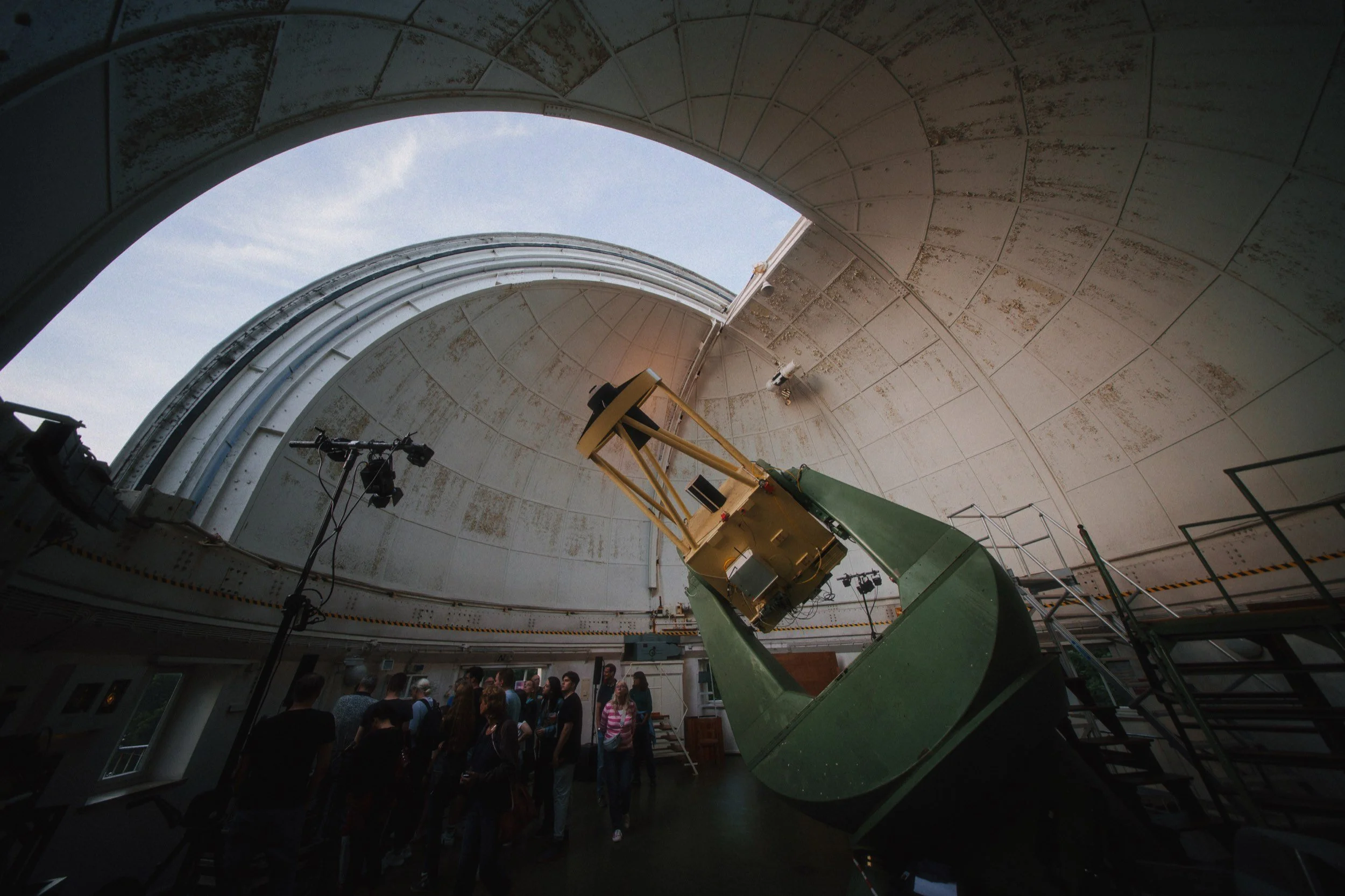 Menschen beobachten ein großes Teleskop in einer beobachtungsstation