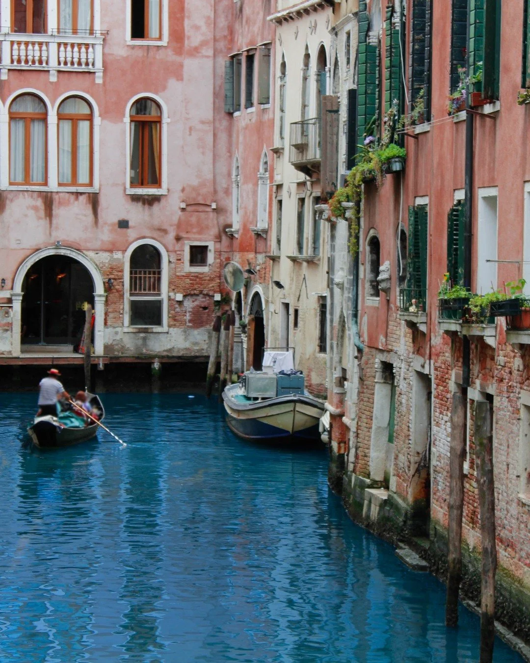 The quintessential Venetian experience. A private gondola ride is the definitive way to navigate the city&rsquo;s historic waterways and hidden architecture. DM us to curate your bespoke Italian getaway with SOLE&Icirc;LE #VeniceLuxury #LaDolceVita #