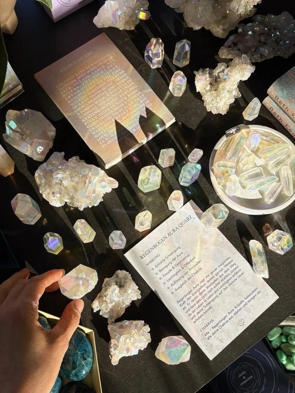 Auswahl hochwertiger Kristalle und Mineralien auf einem Tisch arrangiert, naturbelassene und polierte Steine in sanftem Licht, ästhetisches Stillleben für Achtsamkeit und Interior.