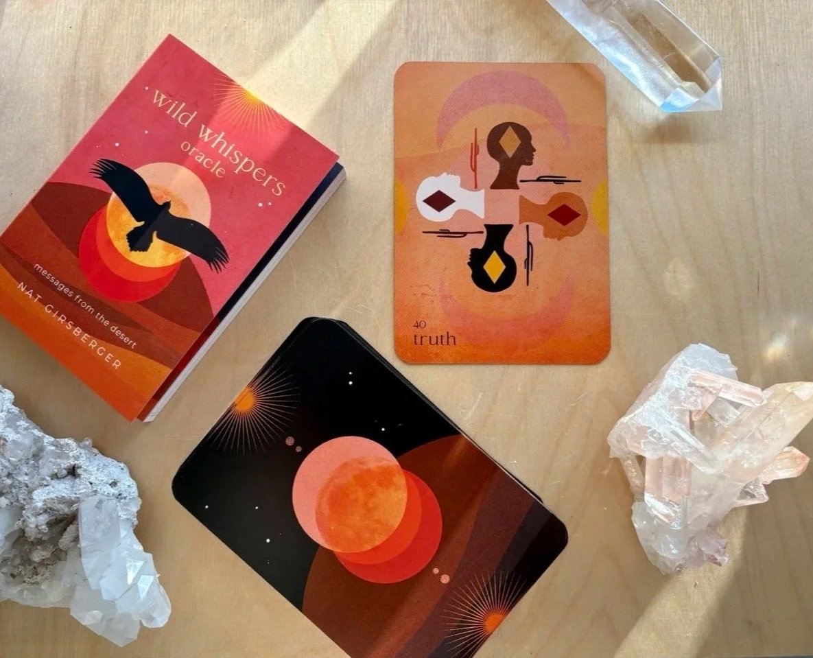 Tarot- und Orakelkarten mit Kristallen auf Holzoberfläche, moderne spirituelle Kartendecks für intuitive Praxis und Selbstreflexion.