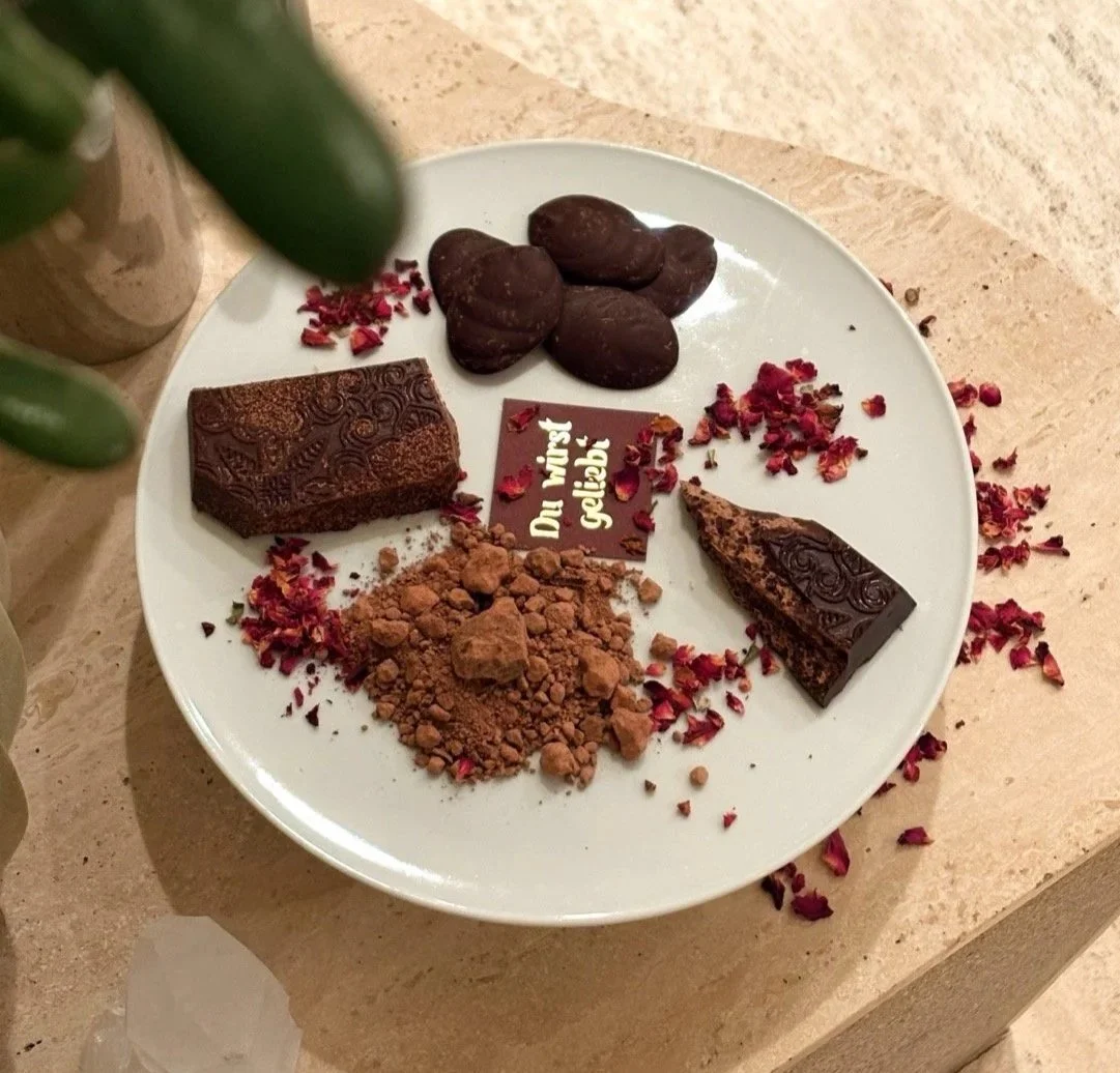 Ritual-Cacao in verschiedenen Formen auf Teller angerichtet, Kakaostücke und Pulver für bewusste Zeremonien und Achtsamkeitsrituale.