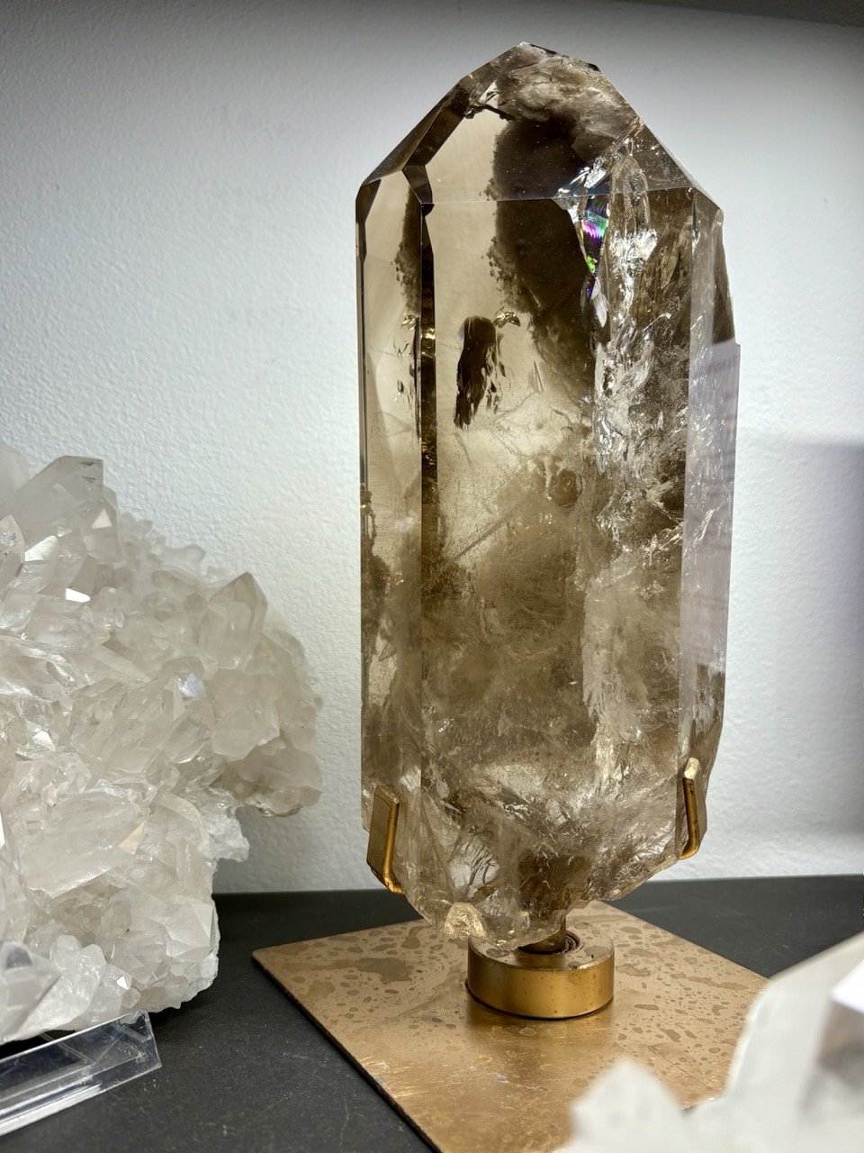 Großer Rauchquarz-Kristall auf Sockel präsentiert, naturbelassener Stein mit klaren Strukturen, hochwertiges Einzelstück im Concept Store Prana Station Hamburg.