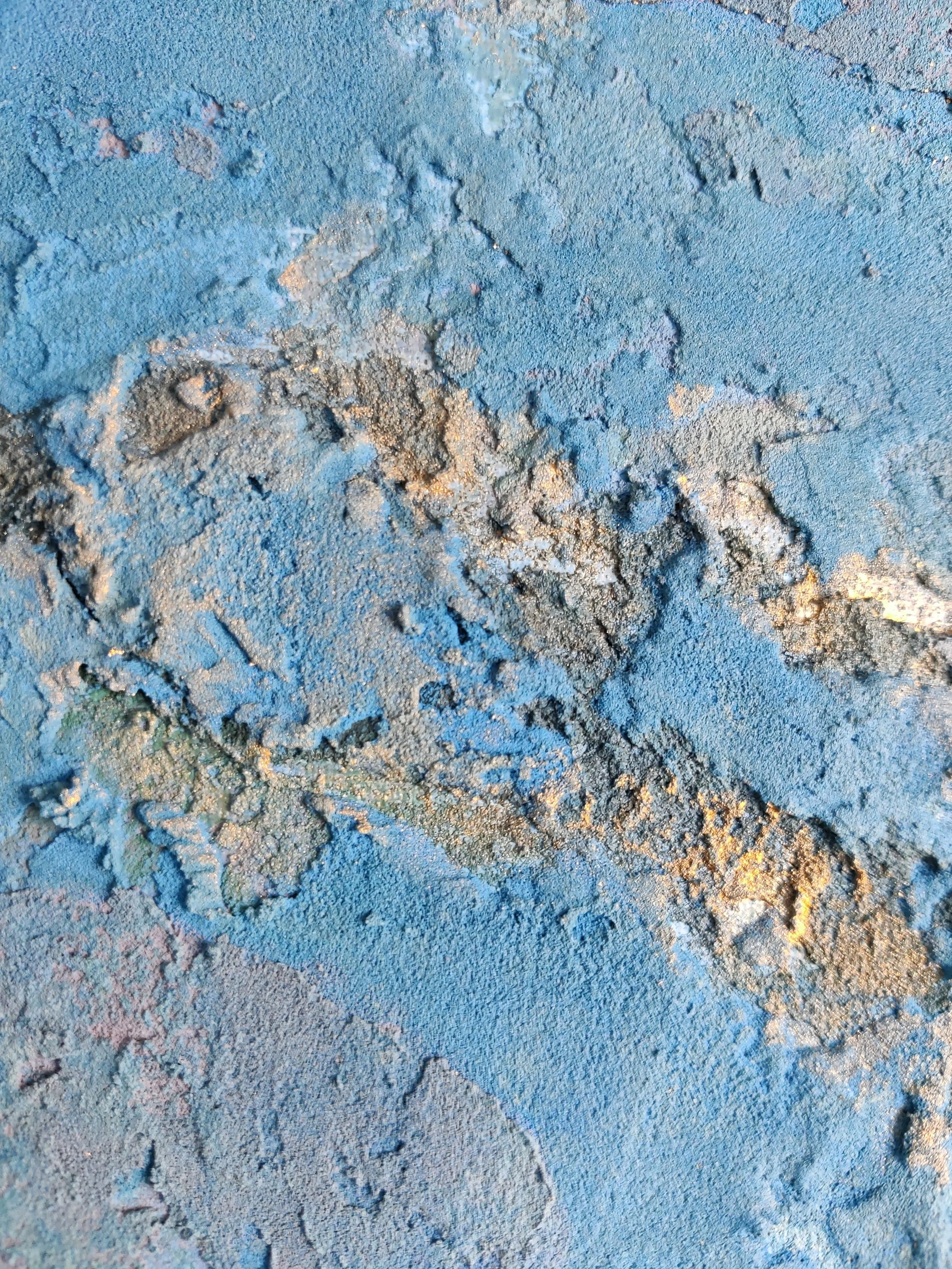 Nærbillede af tekstur og detaljer i blåt og guld fra abstrakt maleri af Giedre Yager.