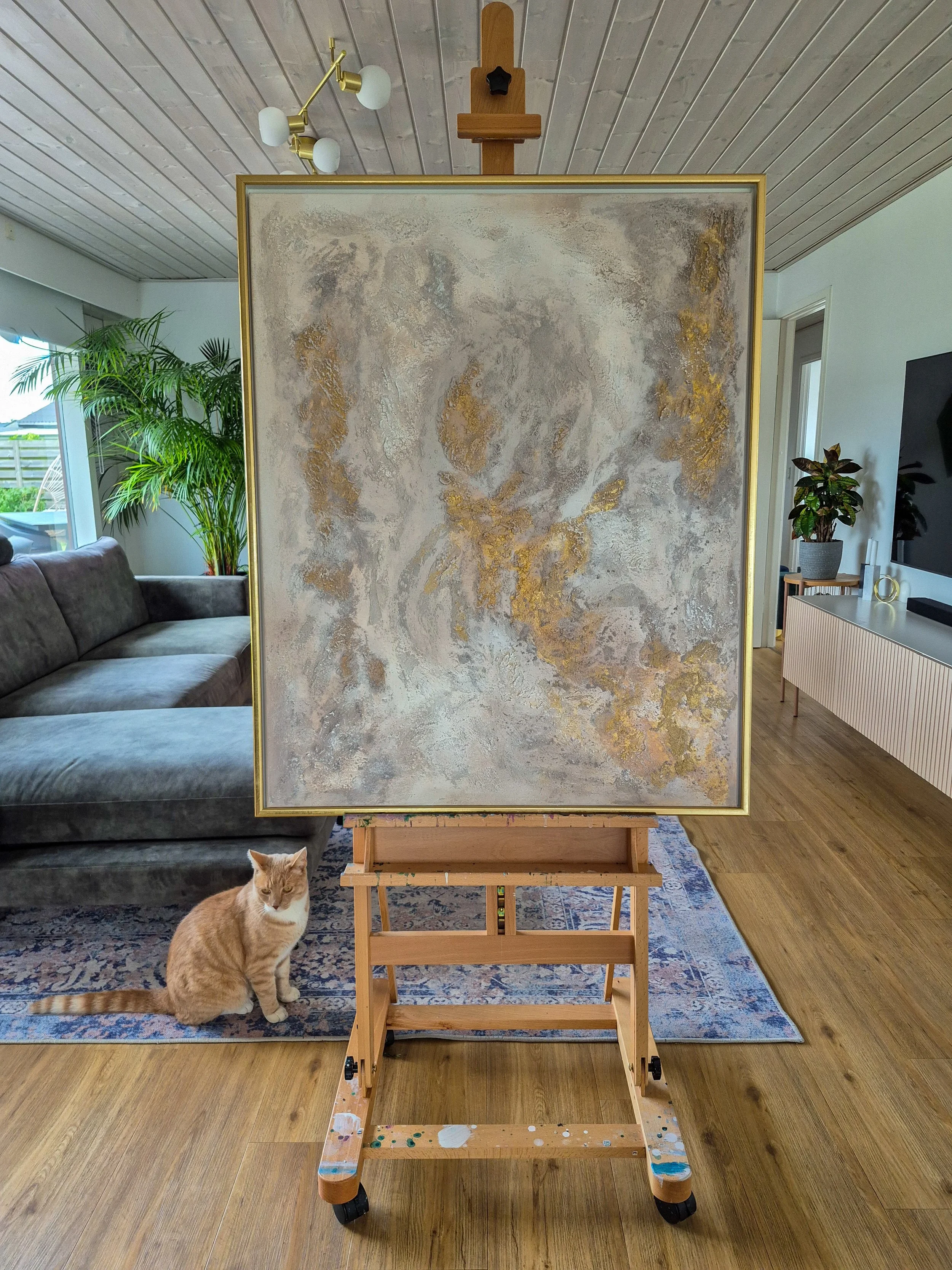 Stort moderne abstrakt maleri af Giedre Yager i hvide og beige nuancer med guldstruktur, 80x100 cm.