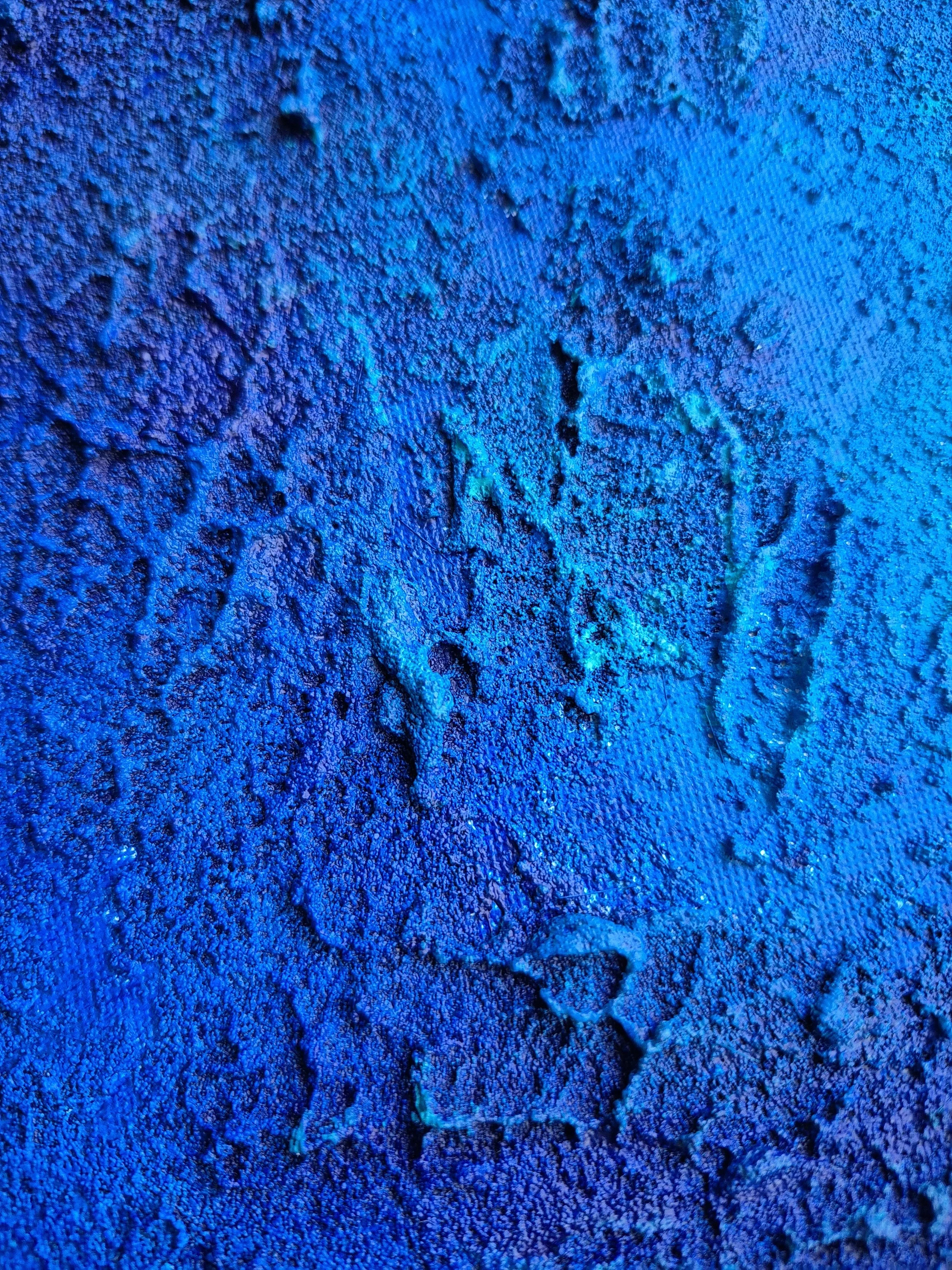 Moderne blåt abstrakt maleri af Giedre Yager med kraftig tekstur, udstillet i en lys skandinavisk stue