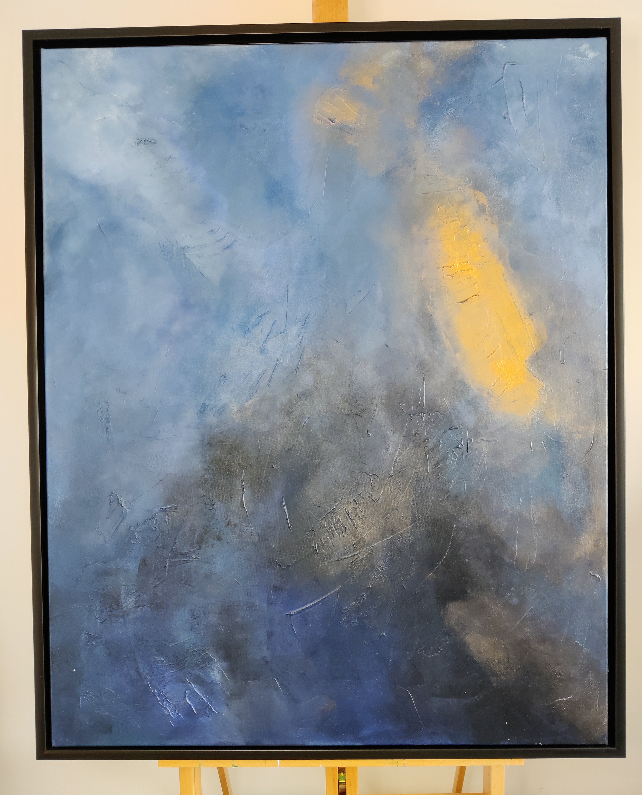 Moderne abstrakt maleri med titlen Celestial i blå, grå og gule nuancer, 80x100 cm, vist i en moderne indretning.