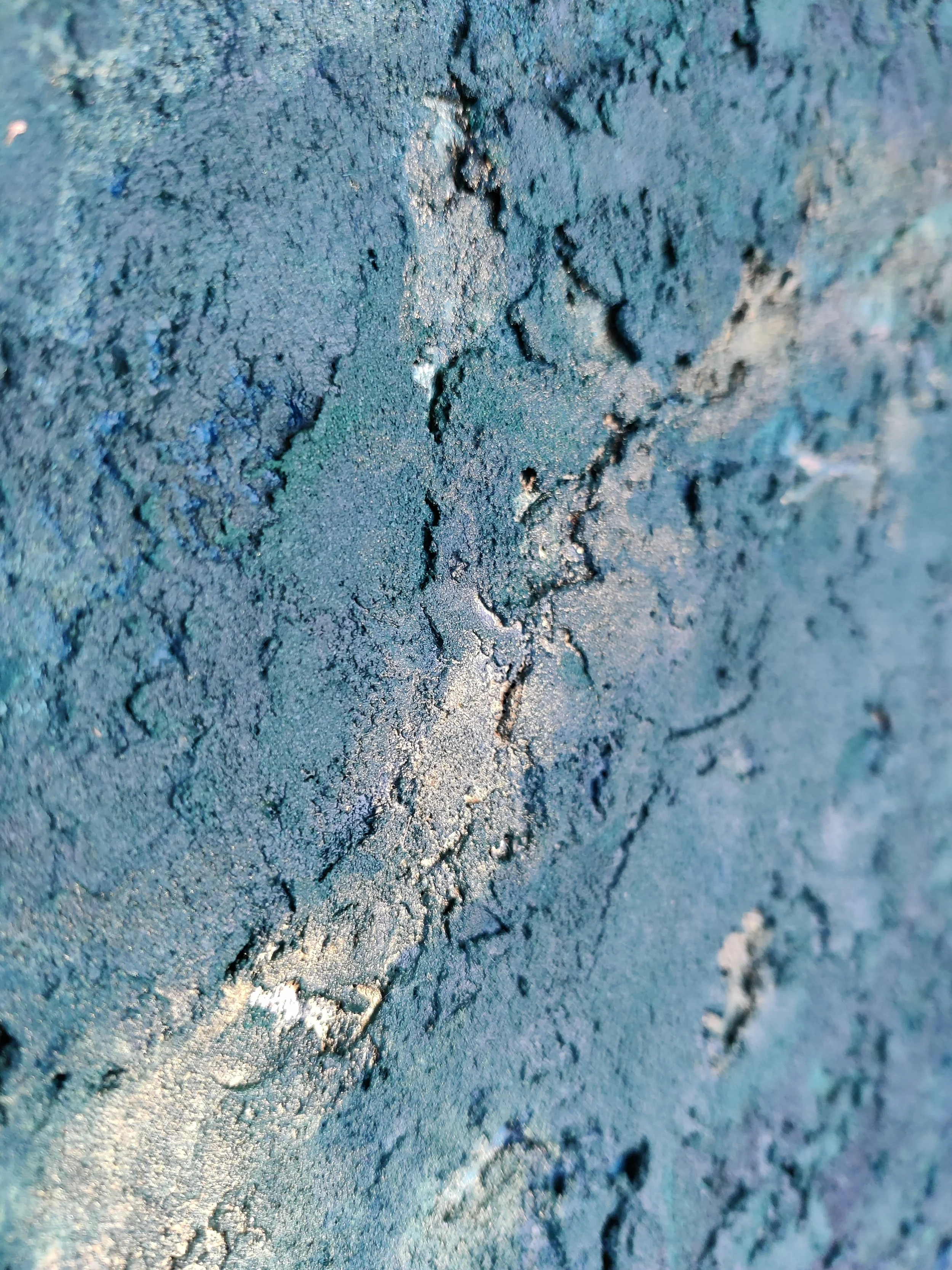 Nærbillede af tekstur og detaljer i blåt og guld fra abstrakt maleri af Giedre Yager.