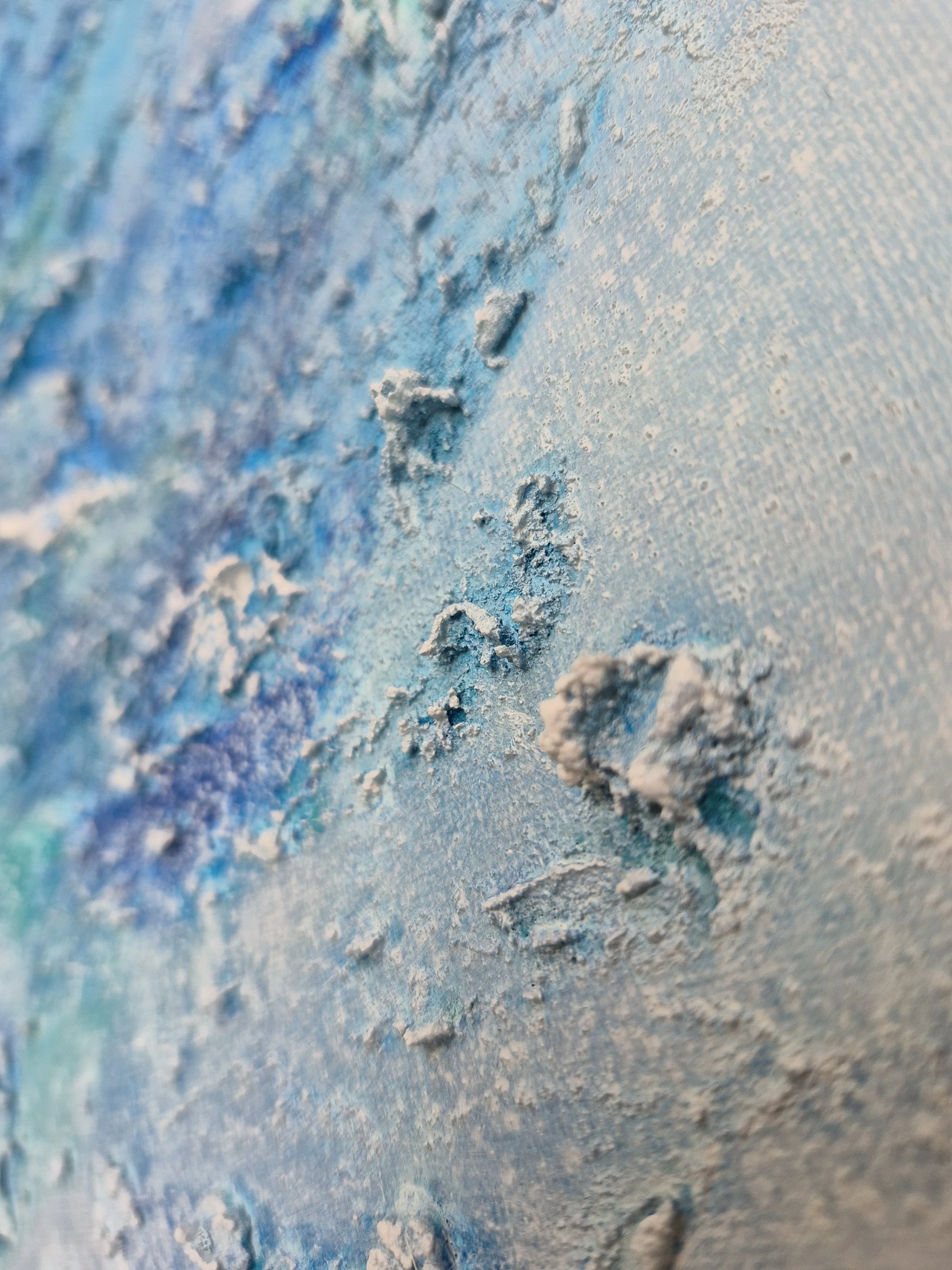 Skab en rolig atmosfære med to matchende abstrakte malerier i blå og turkise toner.