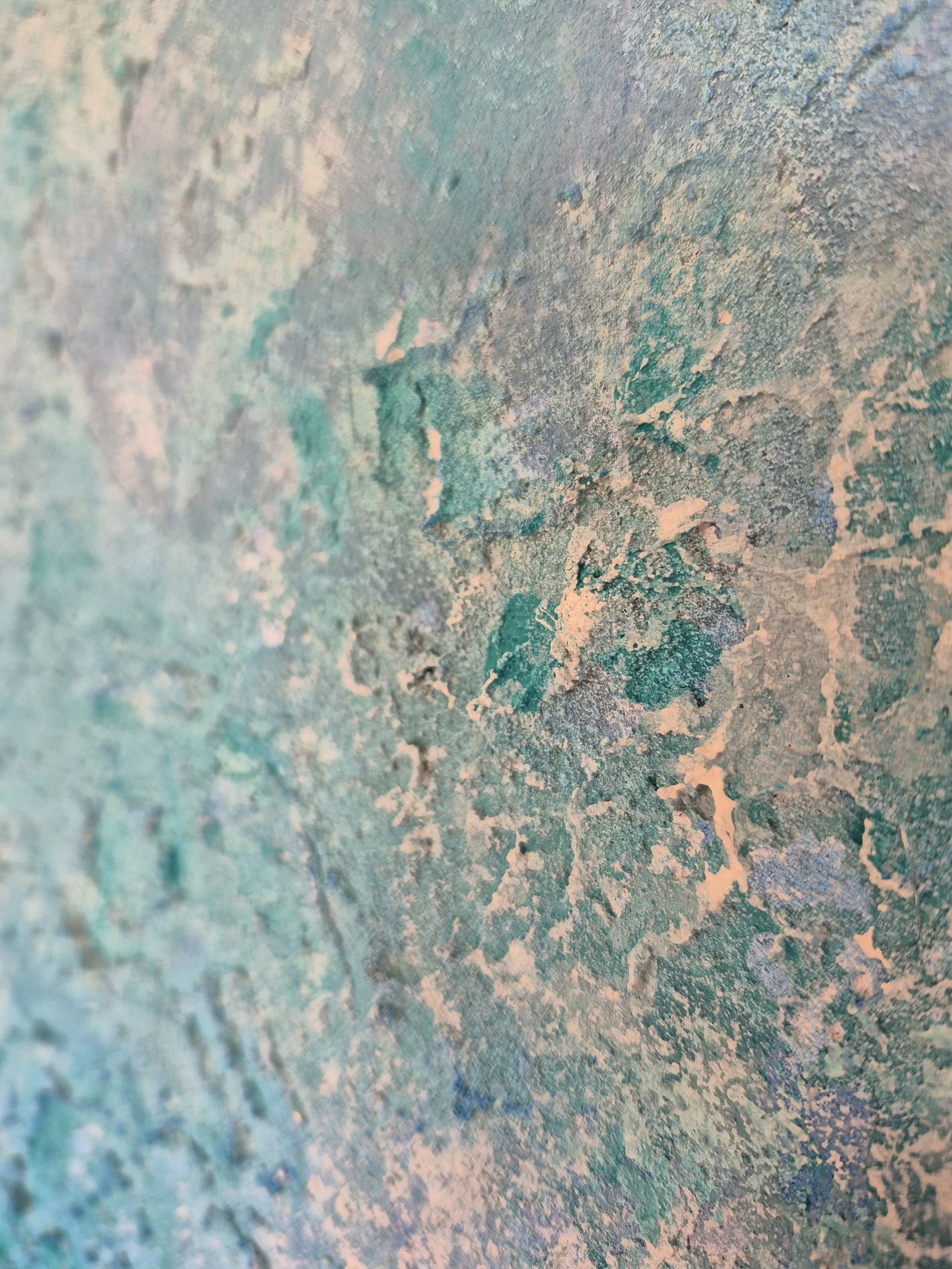 ​Stort blåt abstrakt maleri (90x120 cm) med nuancer af turkis, navy og hvid monteret i en moderne lys stue. Moderne dansk kunst til væggen.