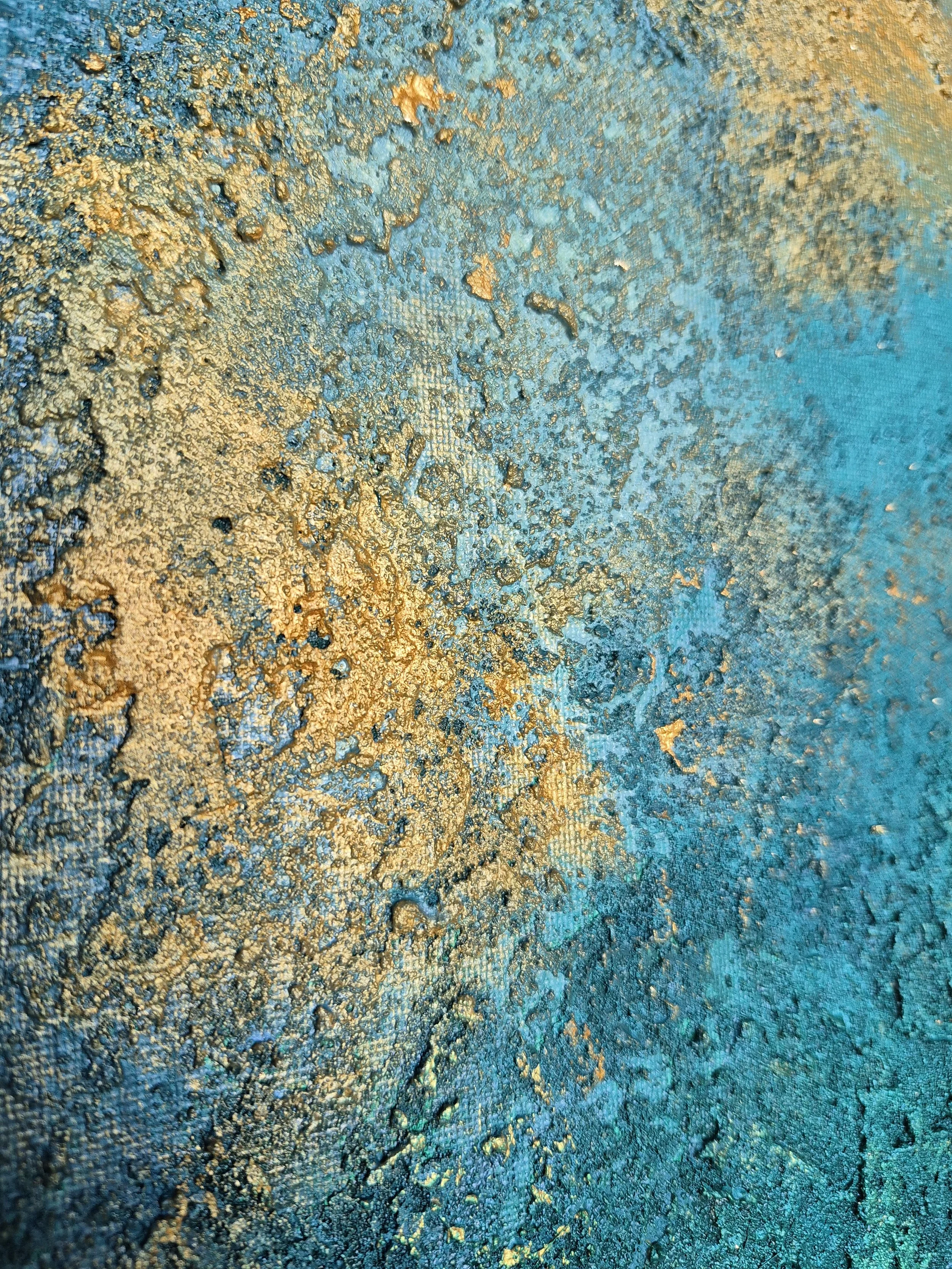 Abstrakt strukturmaleri i grønne og gyldne nuancer, skabt med en blanding af sand og akrylmaling for en grov, taktil overflade.