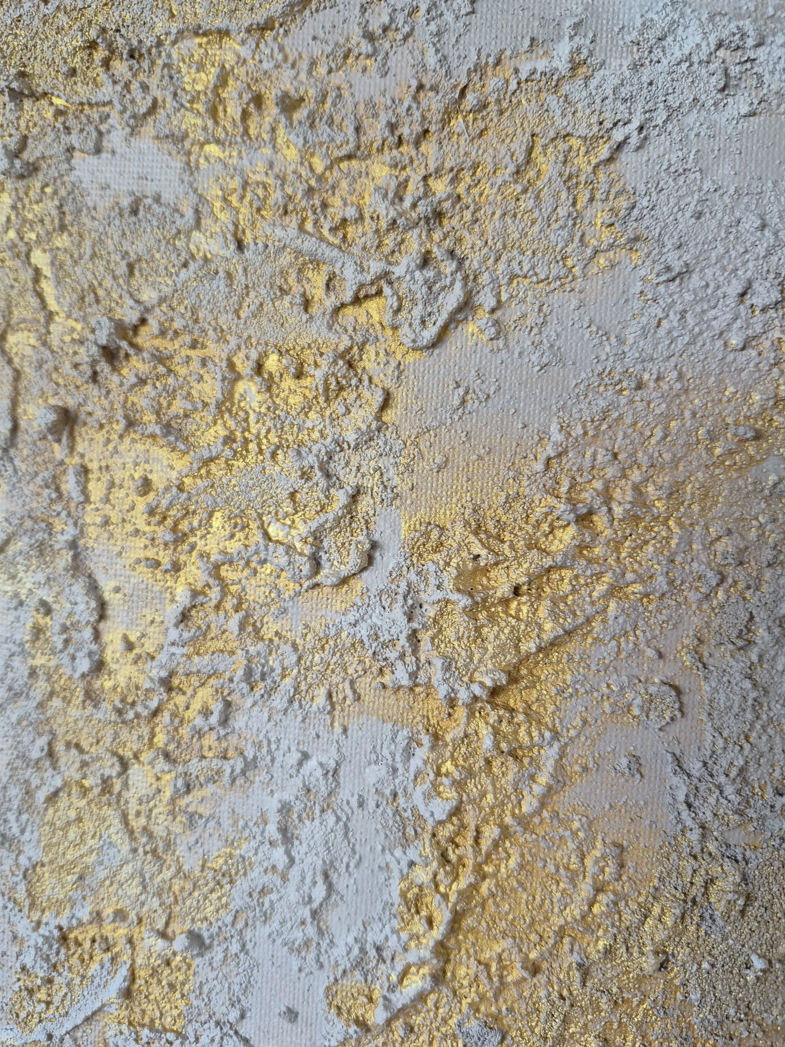 Abstrakt maleri i hvide og guld nuancer (80x100 cm) placeret i en lys, skandinavisk stue med store planter.