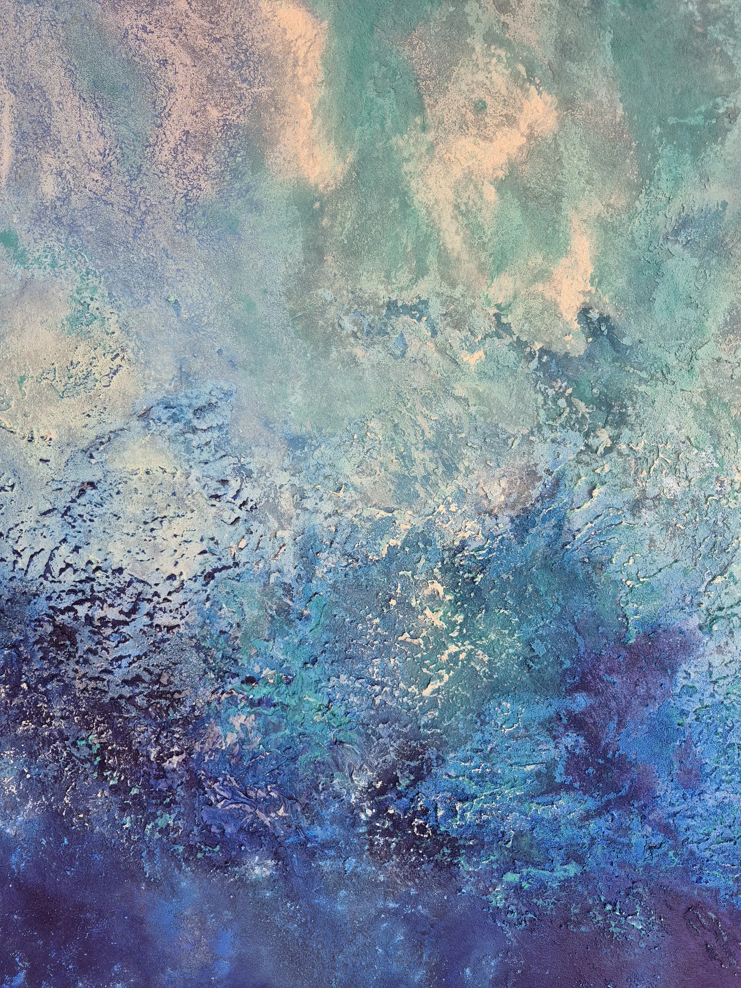 ​Stort blåt abstrakt maleri (90x120 cm) med nuancer af turkis, navy og hvid monteret i en moderne lys stue. Moderne dansk kunst til væggen.