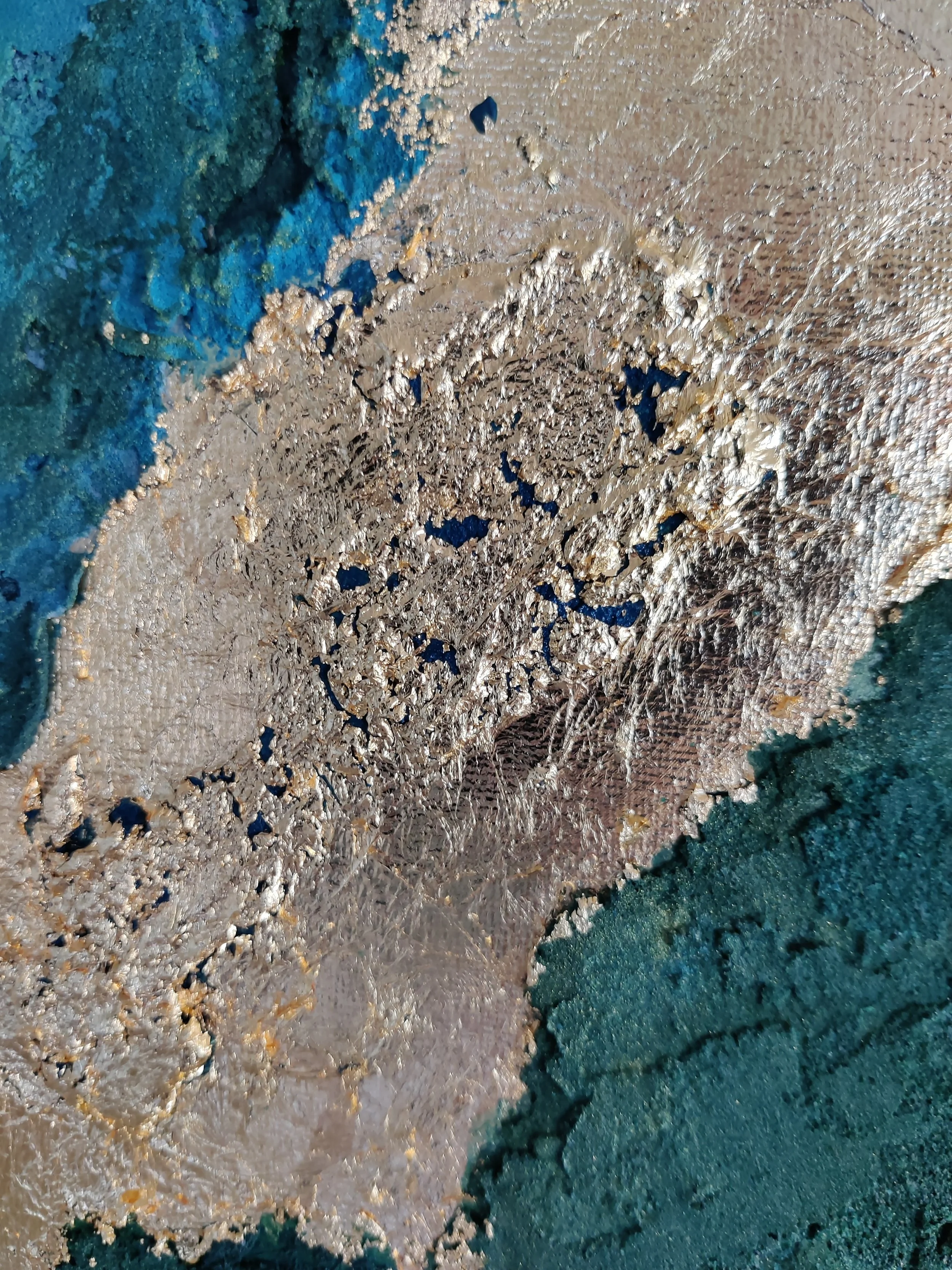 Nærbillede af tekstur og detaljer i blåt og guld fra abstrakt maleri af Giedre Yager.