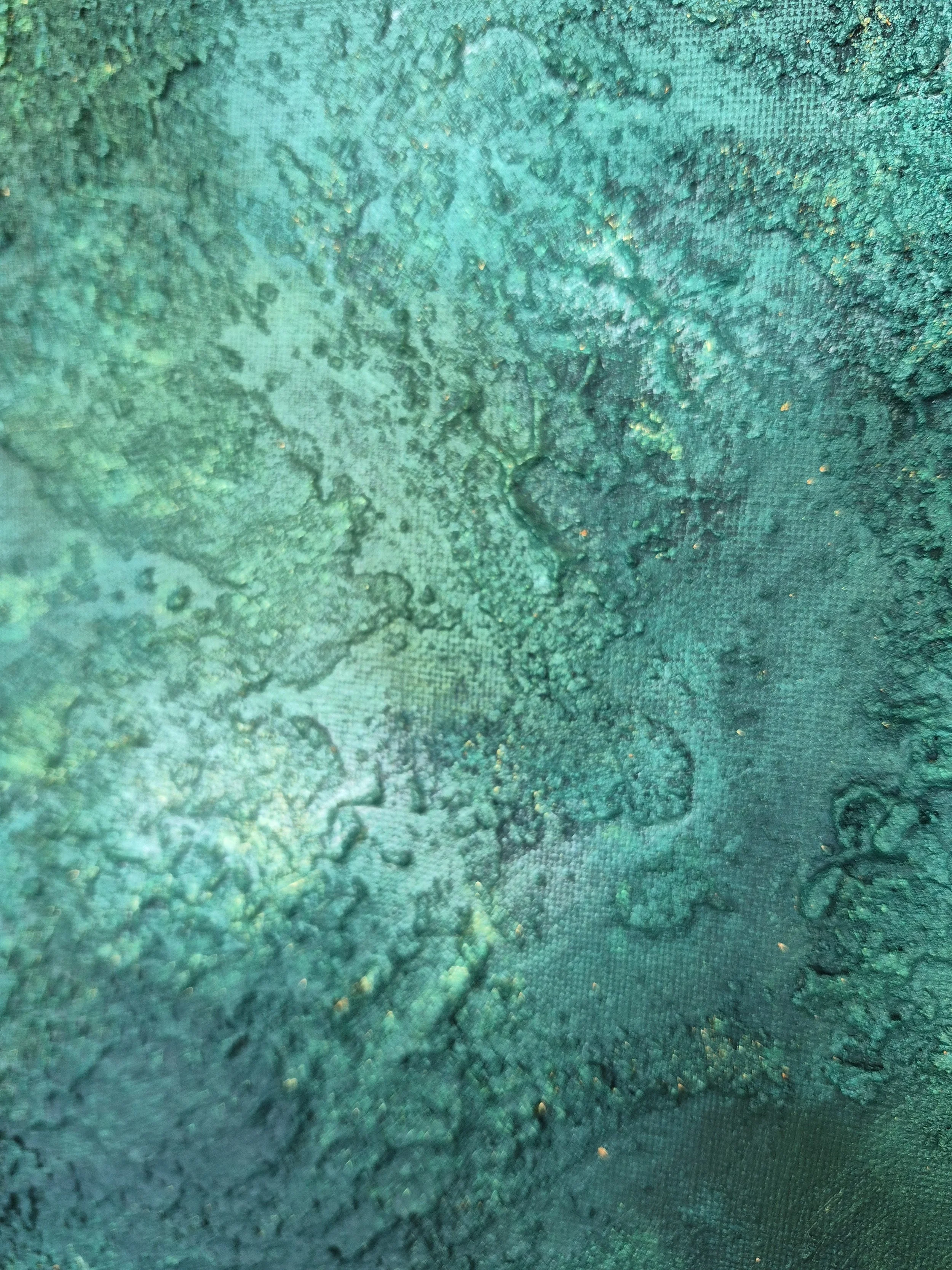 Abstrakt strukturmaleri i grønne og gyldne nuancer, skabt med en blanding af sand og akrylmaling for en grov, taktil overflade.