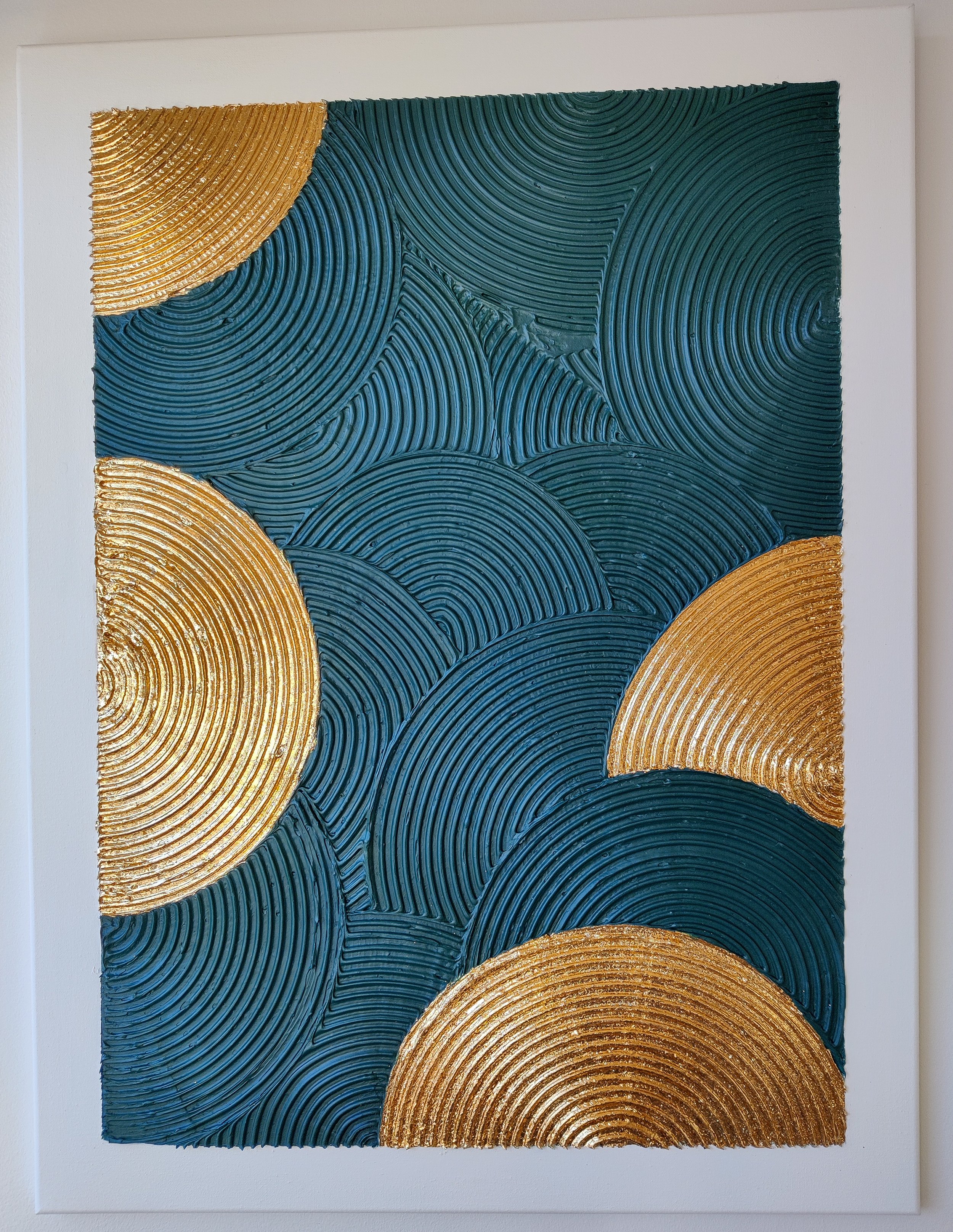 Abstrakt maleri med dyb mørkegrøn og mørkegrøn tekstur, der danner bølgede mønstre med tre store, strukturerede cirkler i bladguld placeret asymmetrisk.