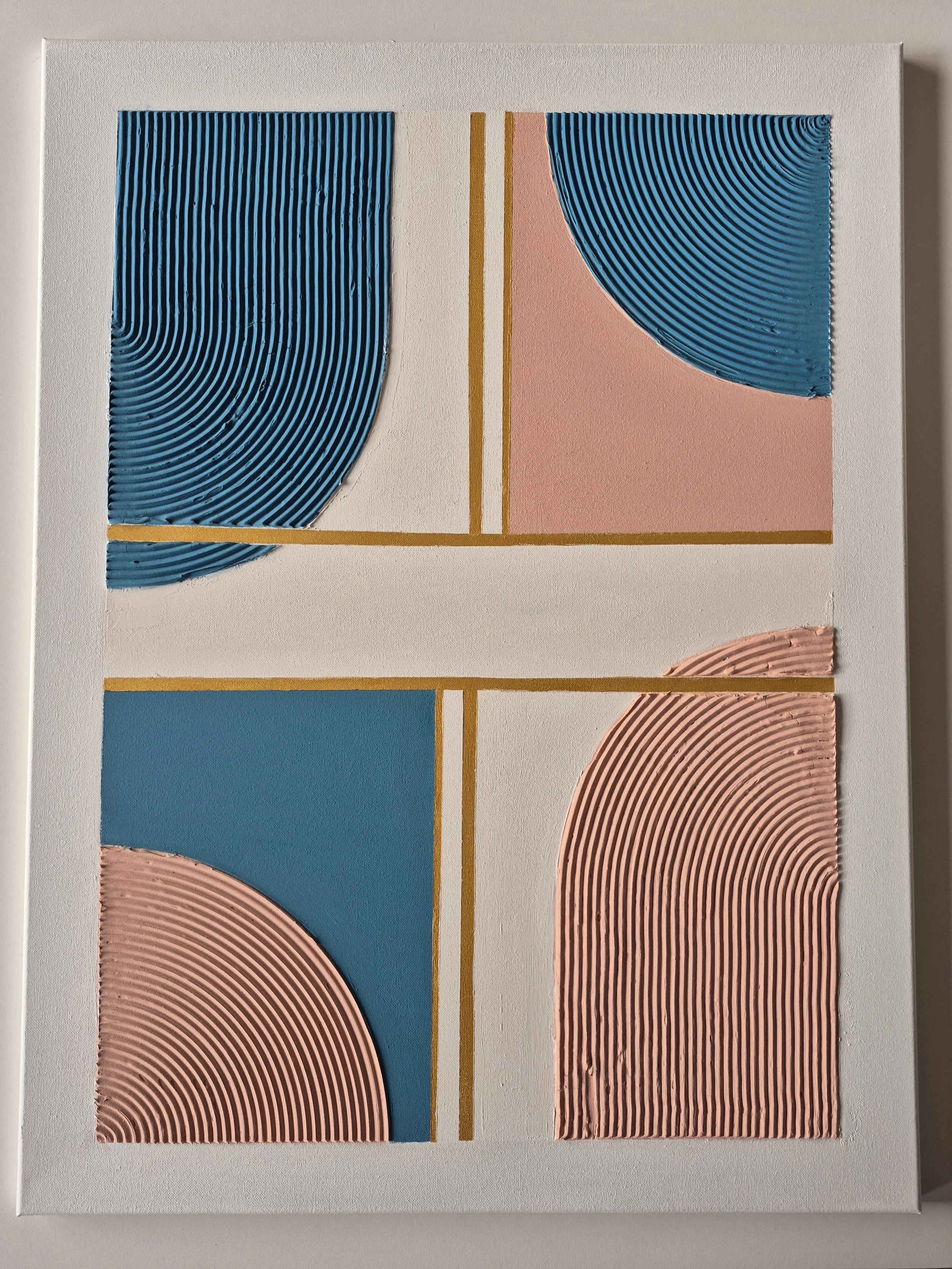 Moderne abstrakt maleri med tekstur, blå og lyserøde buer samt detaljer i guld, 60x80 cm, vist i en minimalistisk boligindretning.