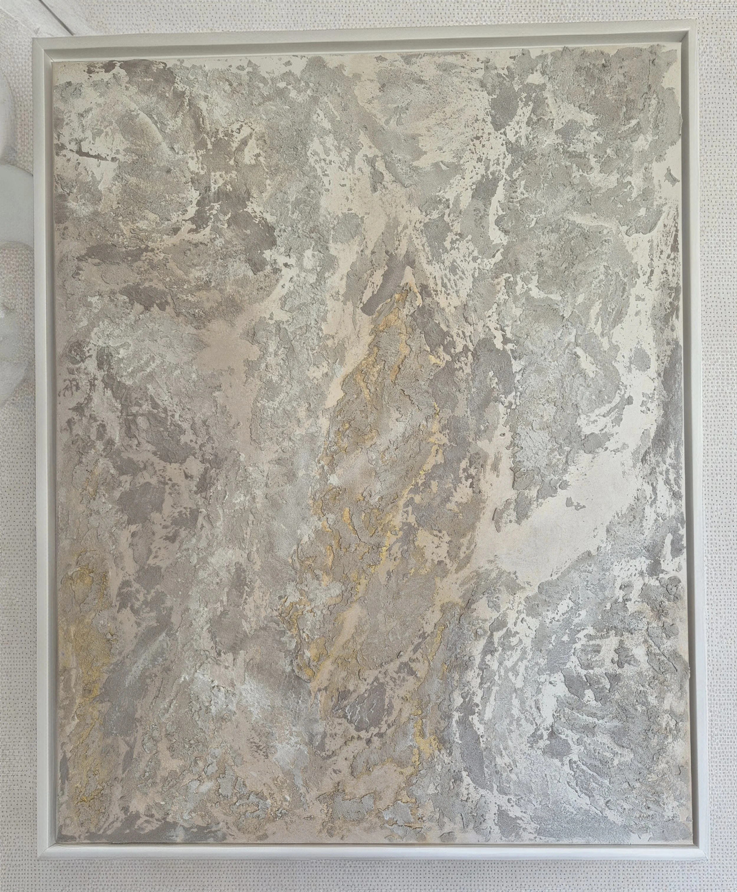 Stort abstrakt maleri i beige og grå nuancer med guld detaljer