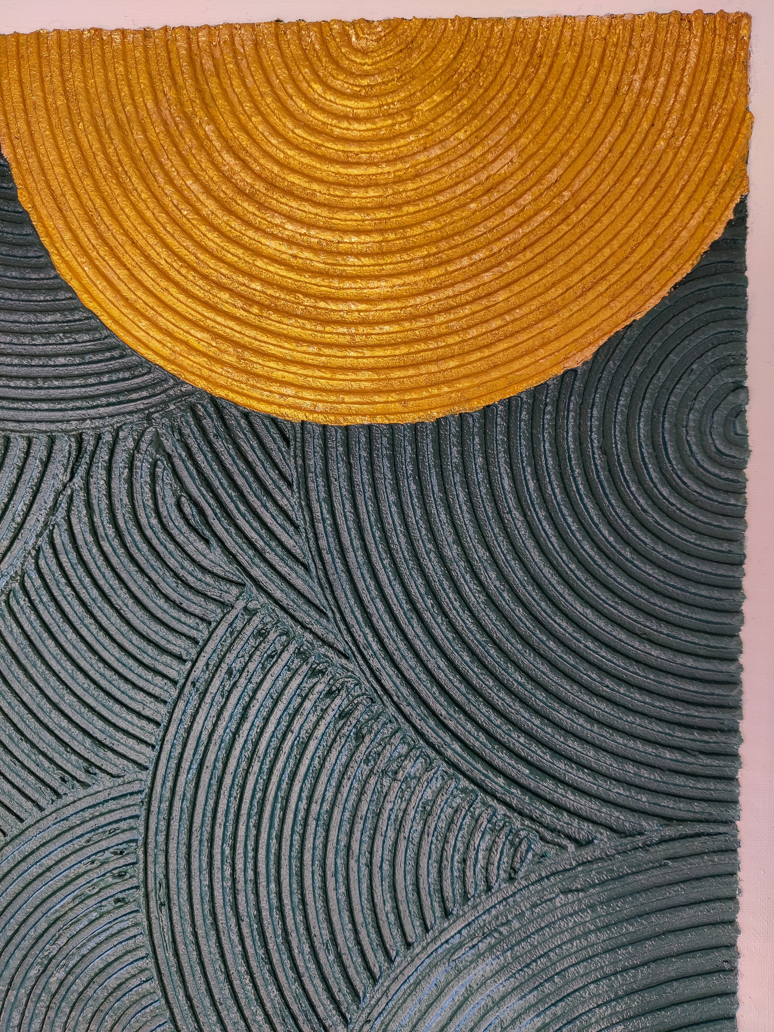 Abstrakt maleri med cirkulær tekstur i mørkegrøn og guld, perfekt til en skandinavisk indretning.