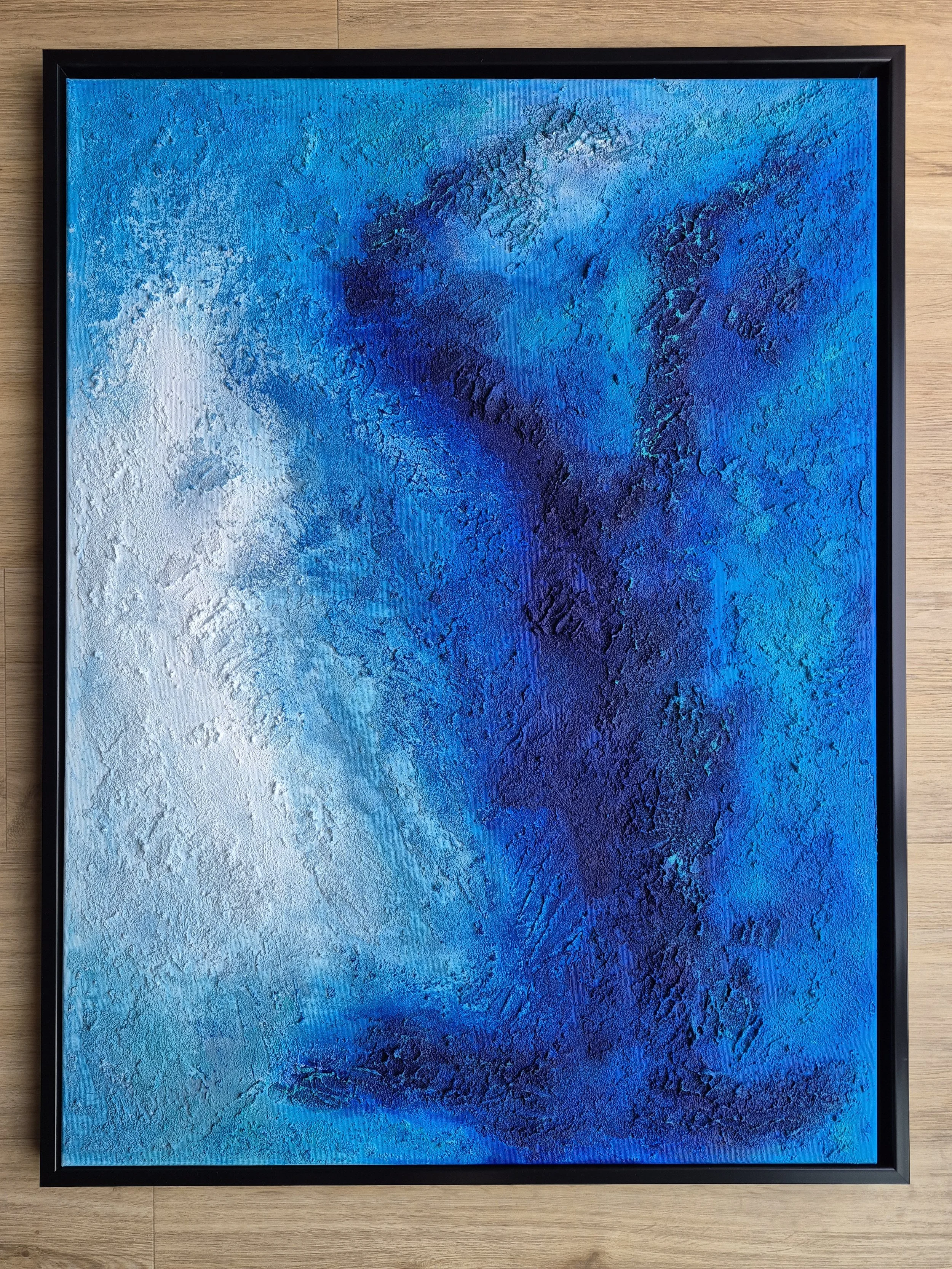 Moderne blåt abstrakt maleri af Giedre Yager med kraftig tekstur, udstillet i en lys skandinavisk stue