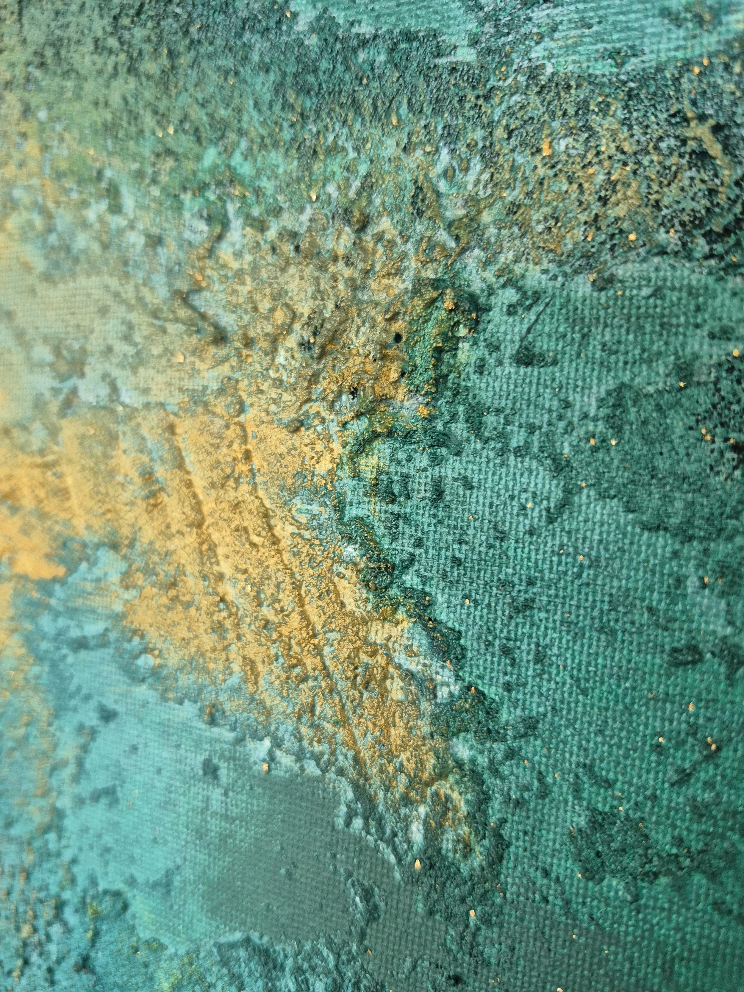 Abstrakt strukturmaleri i grønne og gyldne nuancer, skabt med en blanding af sand og akrylmaling for en grov, taktil overflade.