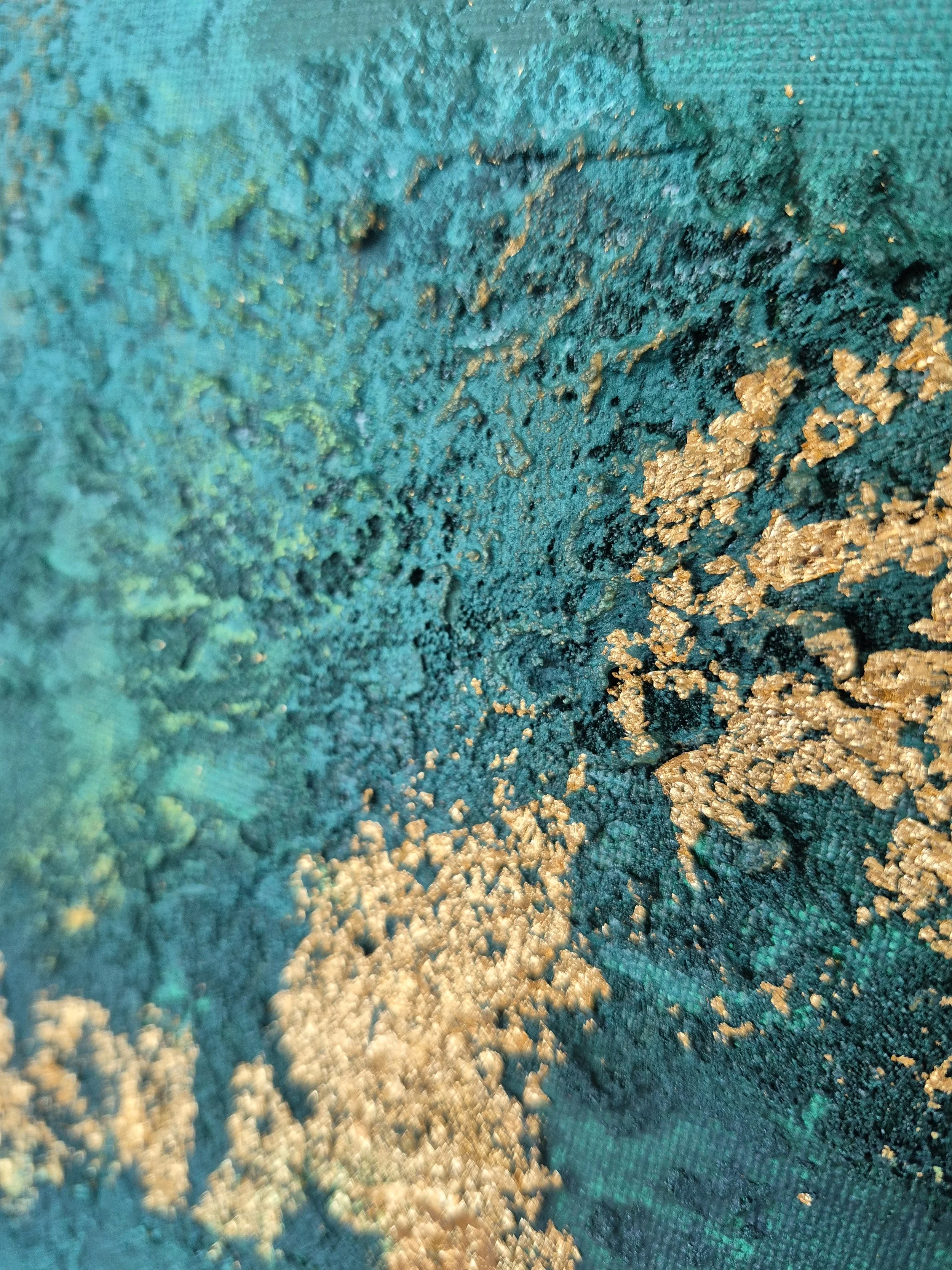 Abstrakt strukturmaleri i grønne og gyldne nuancer, skabt med en blanding af sand og akrylmaling for en grov, taktil overflade.