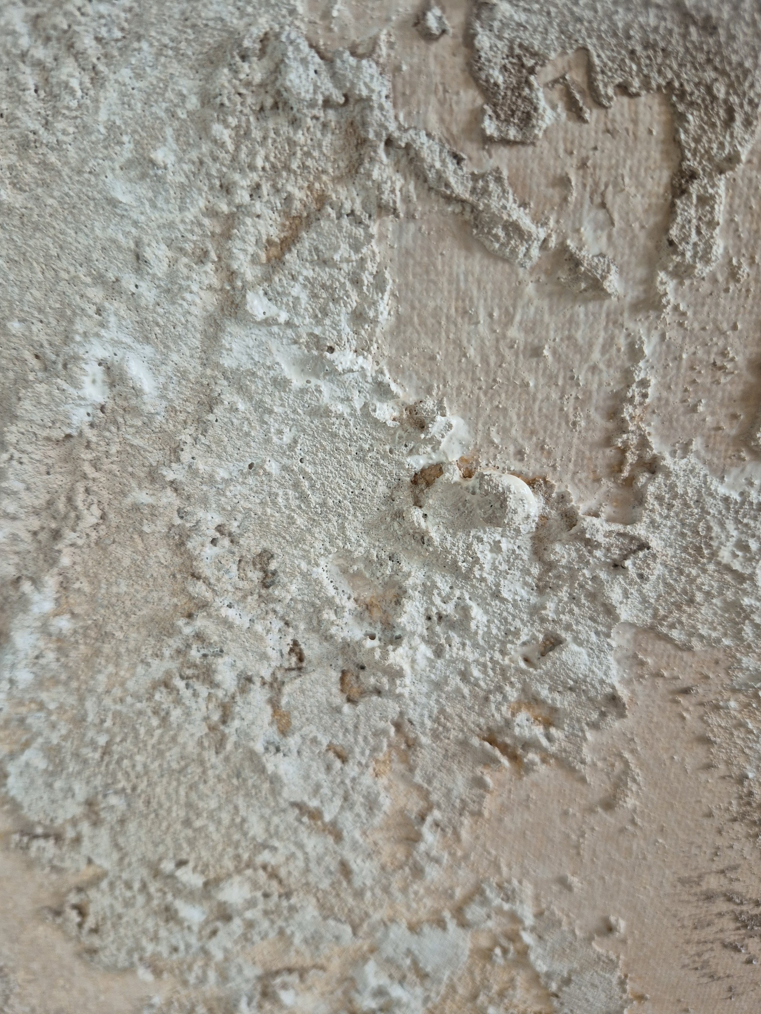 Stort abstrakt maleri i beige og grå nuancer med guld detaljer