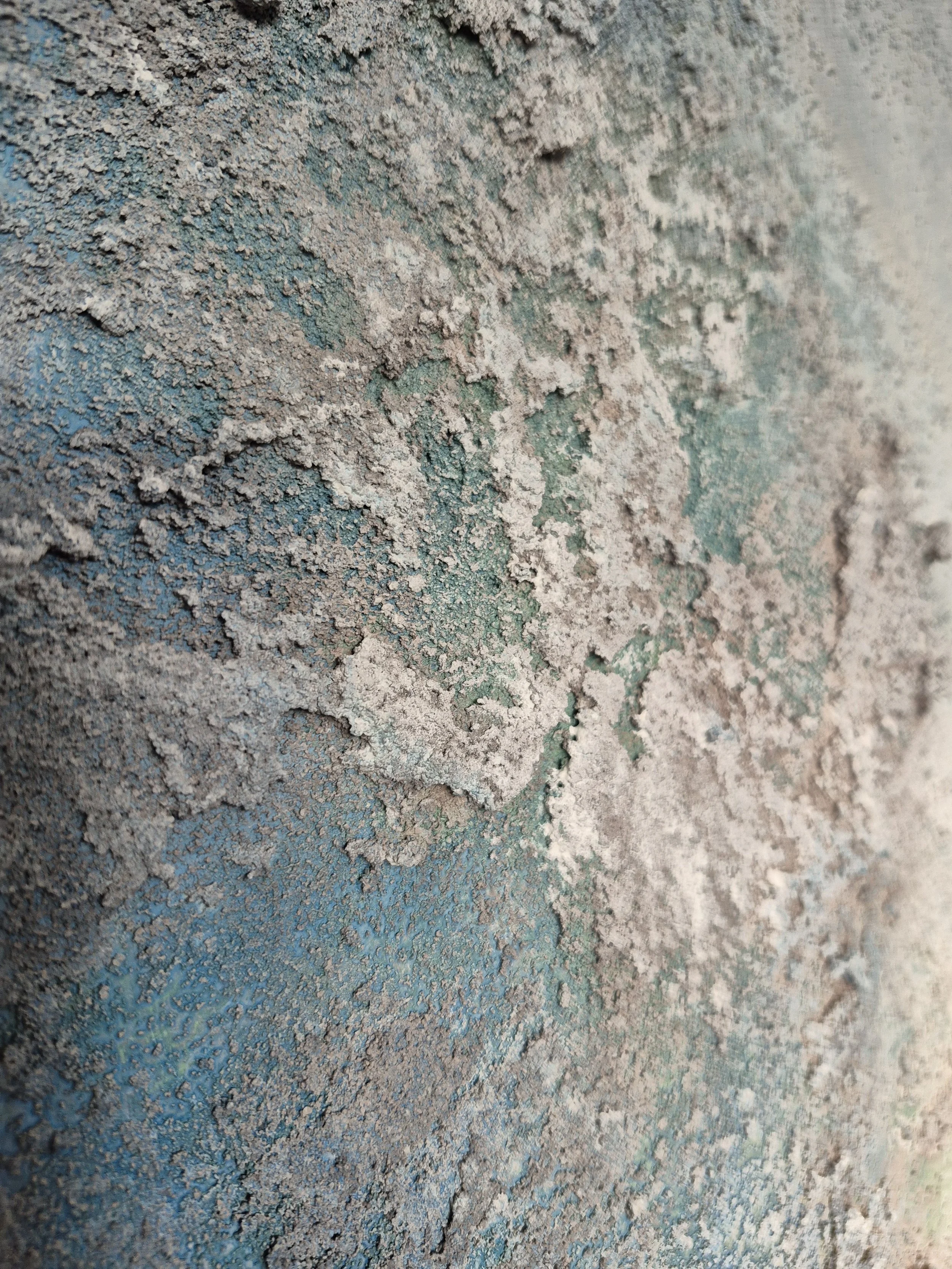 Stort abstrakt maleri i blå og sandfarvede nuancer med kraftig struktur af strandsand, 100x150 cm