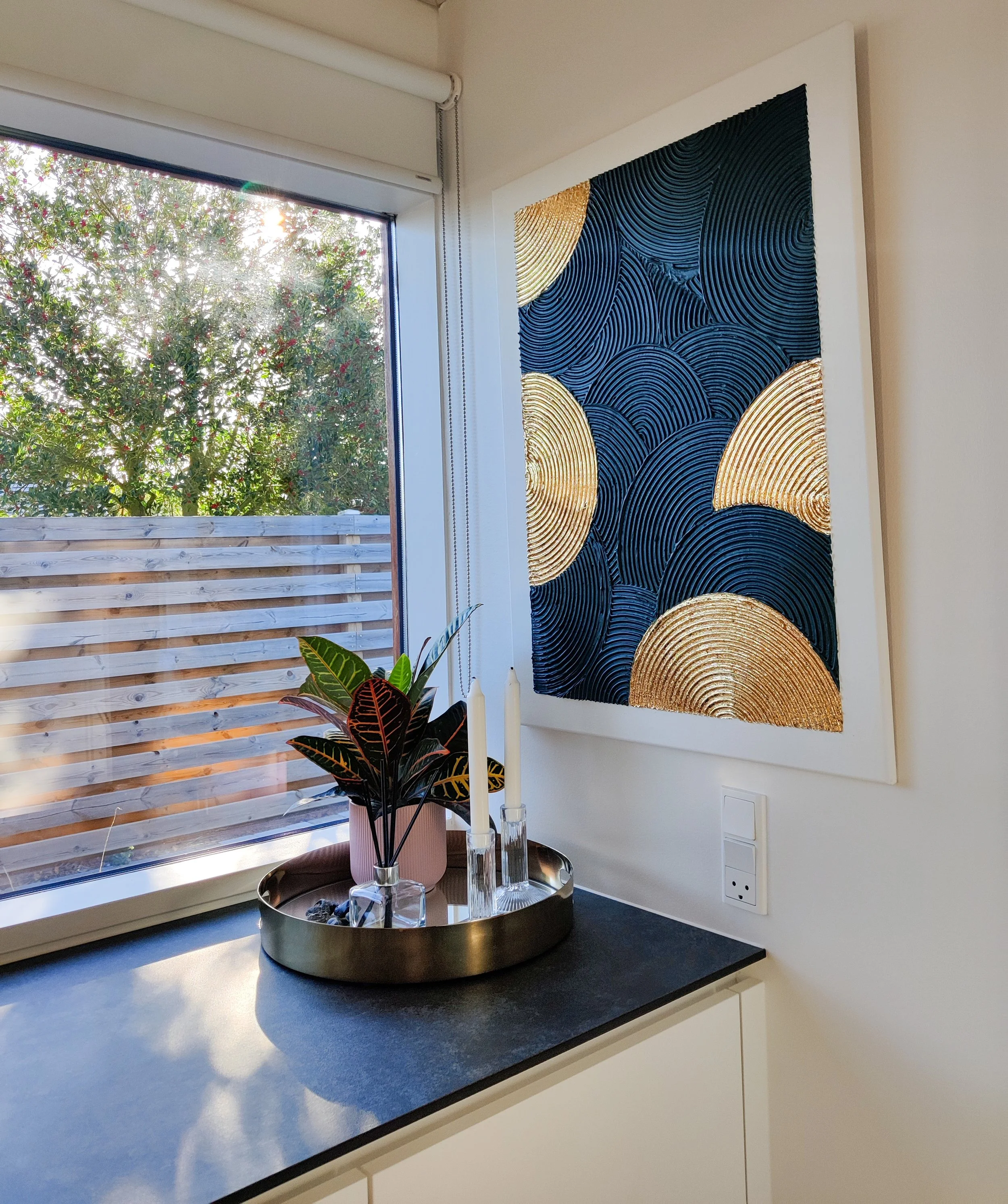 Abstrakt maleri med dyb mørkegrøn og mørkegrøn tekstur, der danner bølgede mønstre med tre store, strukturerede cirkler i bladguld placeret asymmetrisk.