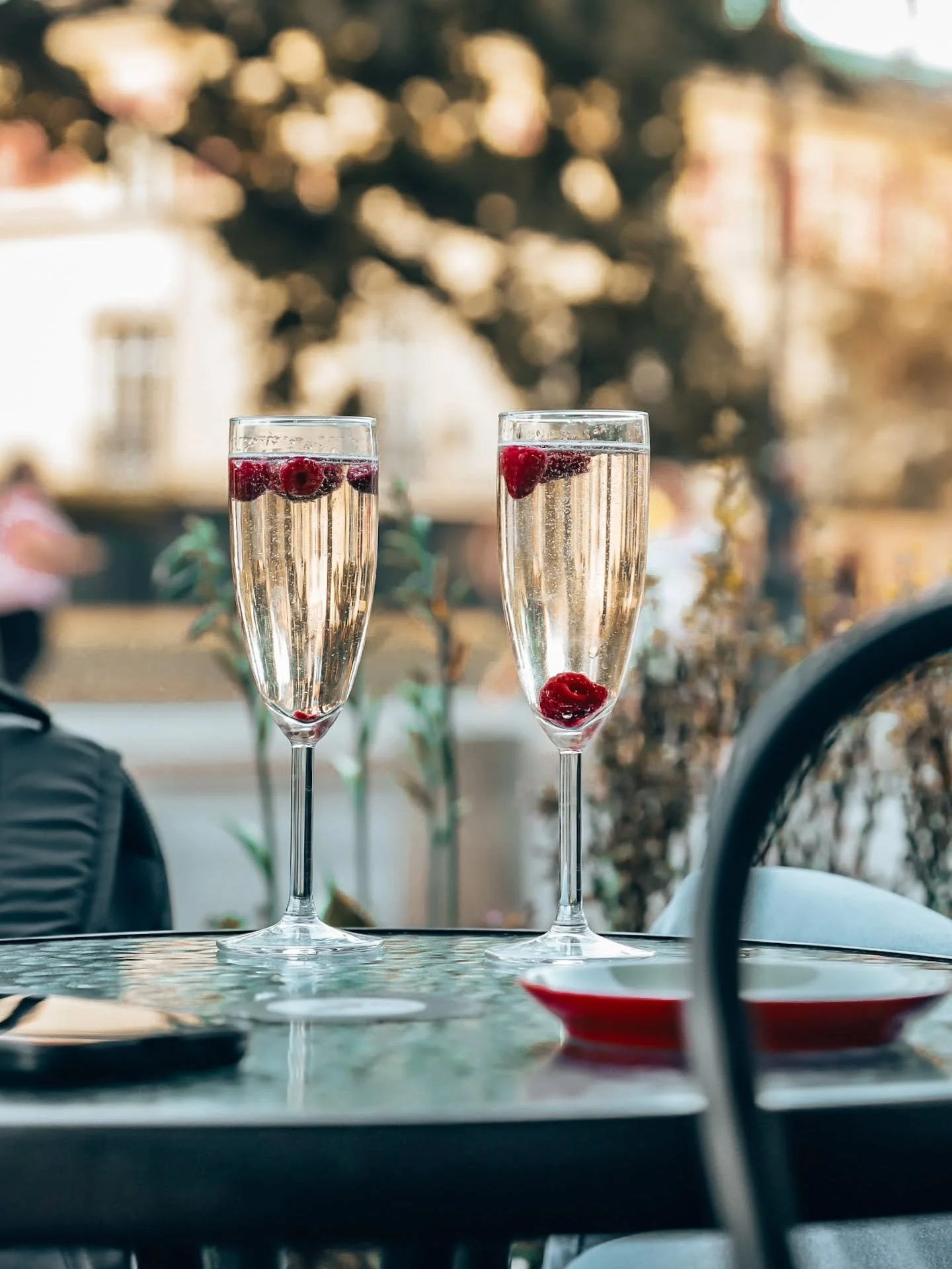 Un brindis por los recuerdos, aunque la mirada ya busque otro horizonte. 💔❤️&zwj;🩹 Riga. Latvia. Random people. 

#cheers #beer #craftbeer #drinks #cocktails #wine #beerstagram #bar #instabeer #beerlover #drink #love #happyhour #drinklocal #cocktai