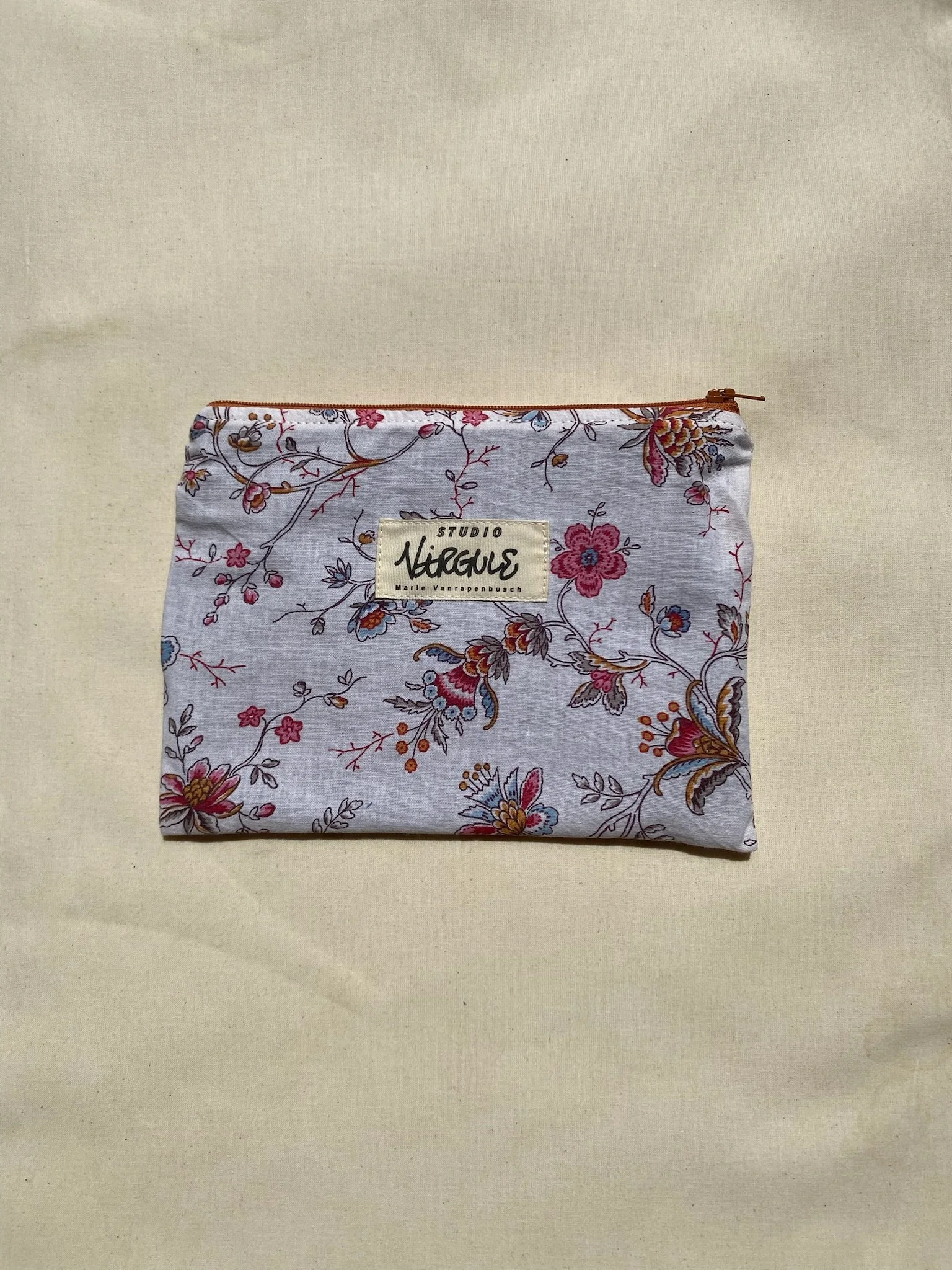 Pochette blanche à fleurs