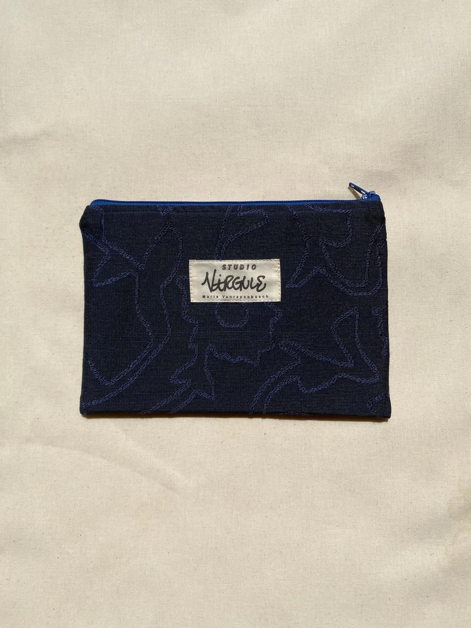 Pochette bleu marine à motifs