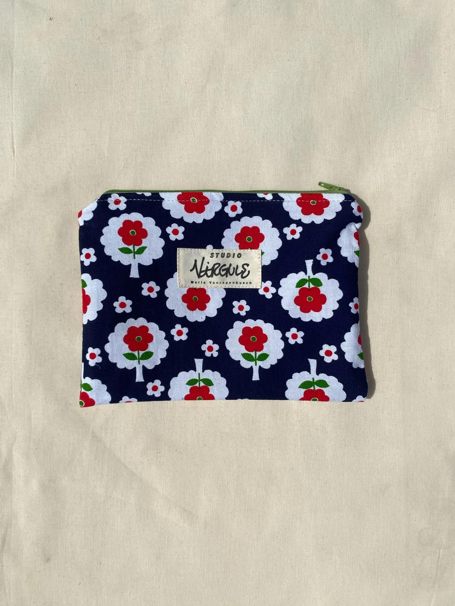Pochette bleu marine à motifs