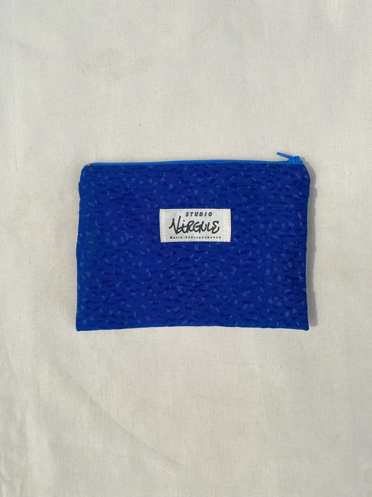Pochette bleu électrique texturée