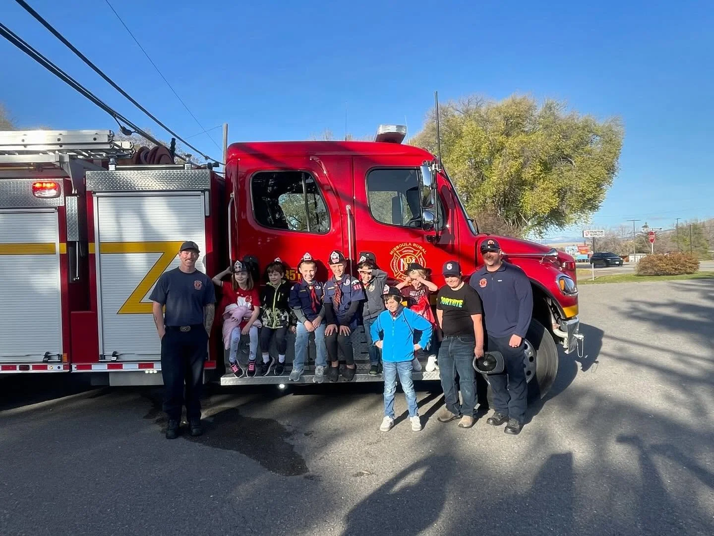 It was a pleasure hosting Lolo Cub Scouts at Station 5 for a tour and some nozzle time! Thanks for stopping by, bringing a great attitude and lots of good questions. At MRFD we love hosting and interacting with members of our community.
