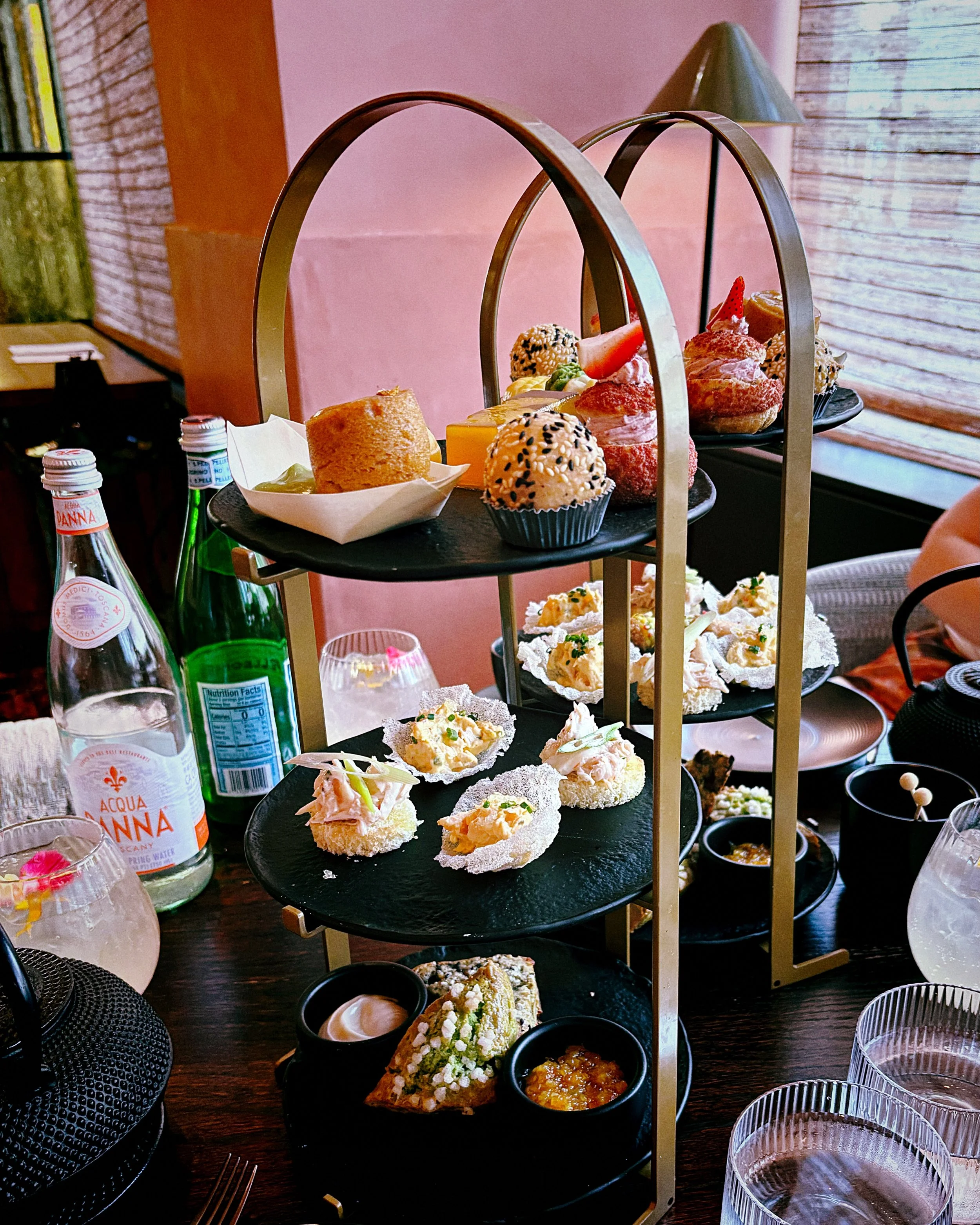 💐🍰💕tea time💕🍰💐

#afternoontea #hightea #dahliacocktaillounge #dtlaproperhotel #losangelesfood