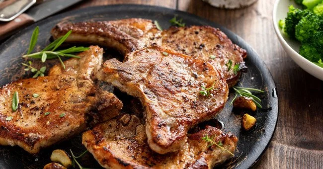 Chuletas de cerdo, arroz moro y boniatico frito